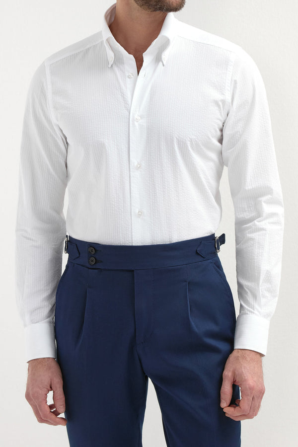 White Seersucker Button-Down Shirt, men's white seersucker shirt, elegant textured button-down shirt, breathable summer shirt, refined casual wear, chemise boutonnée en seersucker blanc pour hommes, chemise légère et respirante, chemise estivale élégante, camicia bianca in seersucker, camicia traspirante e raffinata, abbigliamento casual sofisticato.