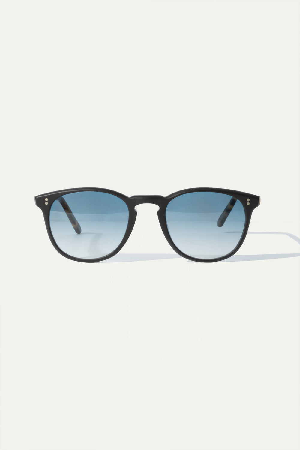 Black Capri Sunglasses, men's elegant black sunglasses, refined and timeless design, high-quality lenses, lightweight and comfortable, lunettes Capri noires pour hommes, lunettes de soleil sophistiquées, protection UV et confort optimal, occhiali da sole Capri neri, design raffinato e senza tempo, lenti di alta qualità, accessorio di classe.