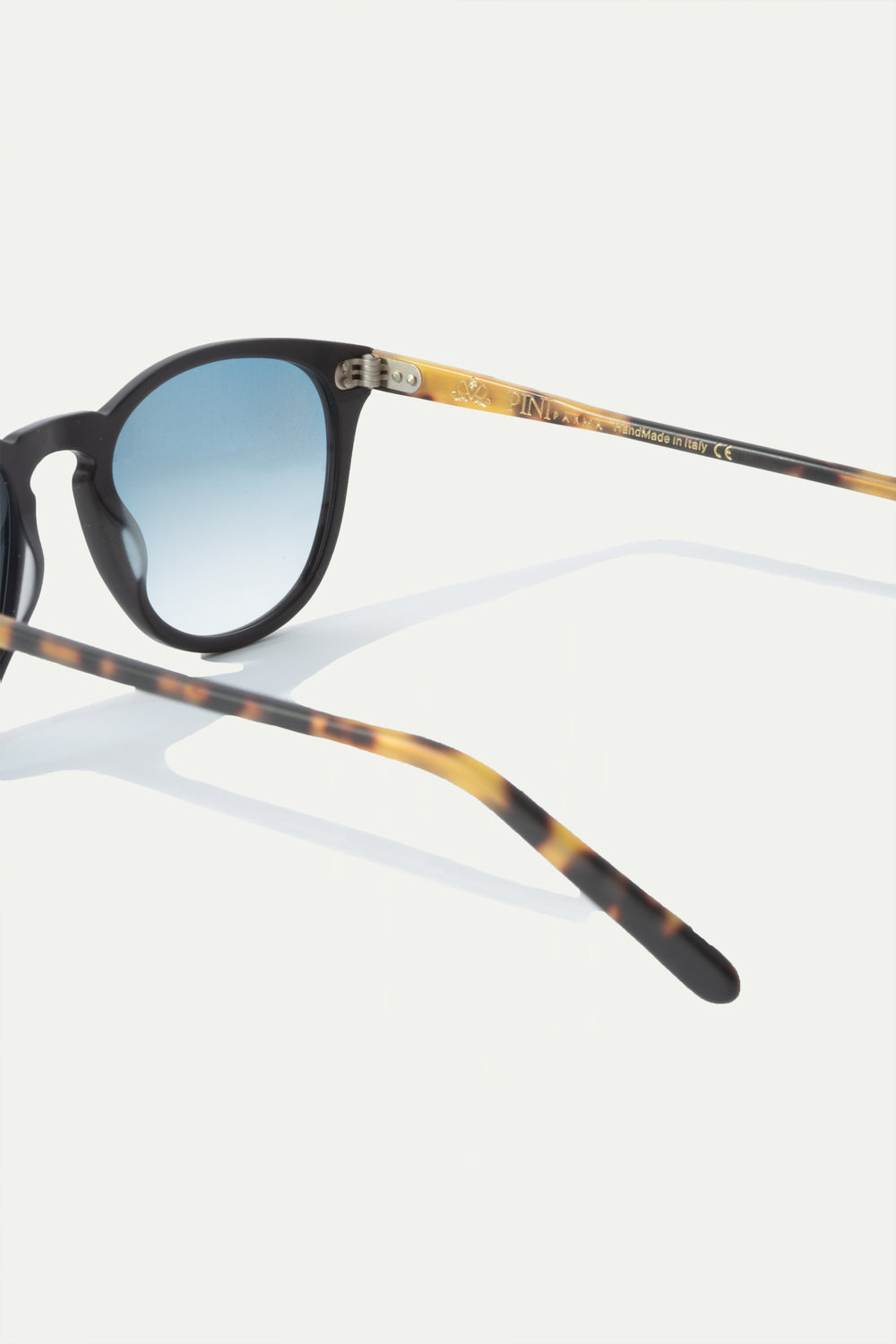 Black Capri Sunglasses, men's elegant black sunglasses, refined and timeless design, high-quality lenses, lightweight and comfortable, lunettes Capri noires pour hommes, lunettes de soleil sophistiquées, protection UV et confort optimal, occhiali da sole Capri neri, design raffinato e senza tempo, lenti di alta qualità, accessorio di classe.