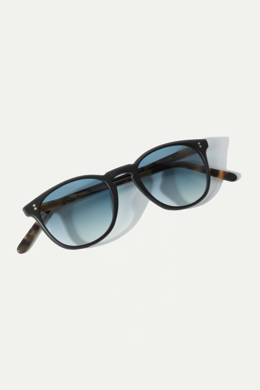 Black Capri Sunglasses, men's elegant black sunglasses, refined and timeless design, high-quality lenses, lightweight and comfortable, lunettes Capri noires pour hommes, lunettes de soleil sophistiquées, protection UV et confort optimal, occhiali da sole Capri neri, design raffinato e senza tempo, lenti di alta qualità, accessorio di classe.