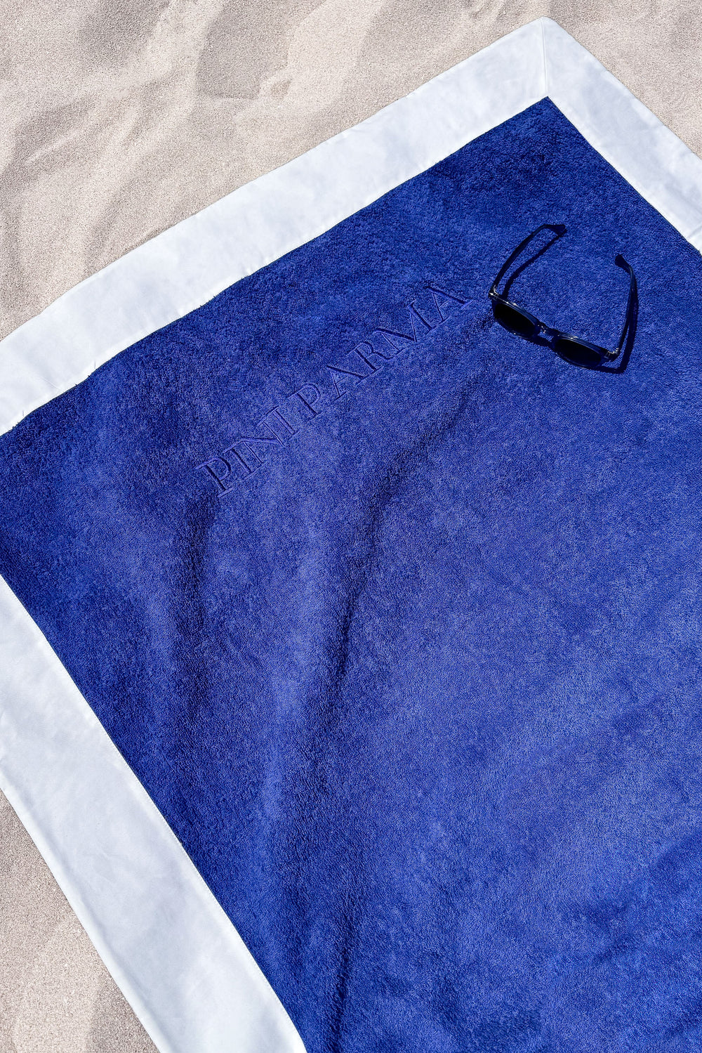 Blue towel with white borders 100% cotton Made in Italy, Blue and white Cotton towel, italian style, Blue color towel, italian cotton towel, Serviette de bain bleue avec bordures blanches 100% coton Made in Italy, Serviette de bain en coton bleu et blanc, style italien, serviette de bain de couleur bleue, serviette de bain en coton italien, Asciugamano blu con bordi bianchi 100% cotone Made in Italy, Asciugamano in cotone blu e bianco, stile italiano, Asciugamano blu, asciugamano in cotone italiano,