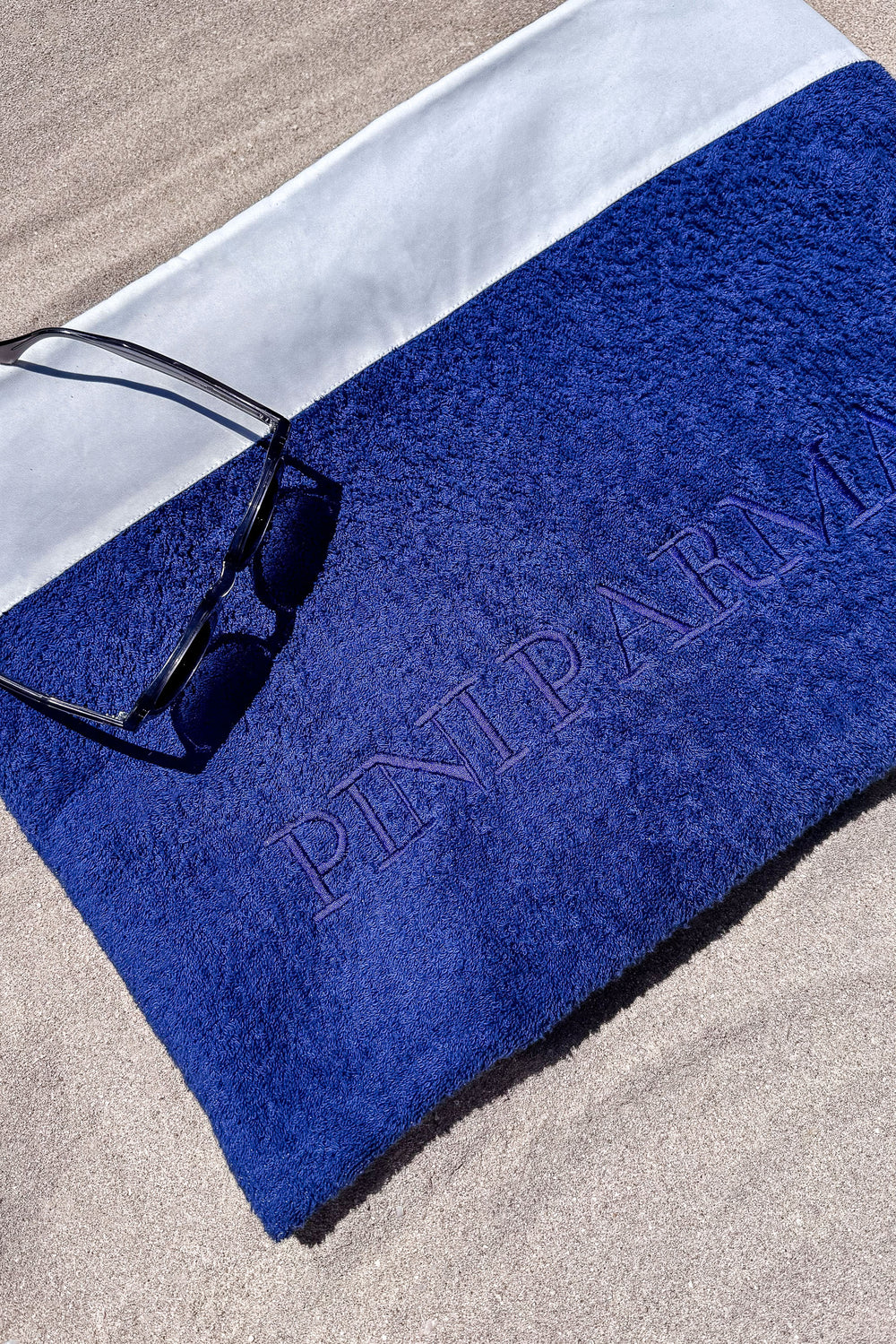Blue towel with white borders 100% cotton Made in Italy, Blue and white Cotton towel, italian style, Blue color towel, italian cotton towel, Serviette de bain bleue avec bordures blanches 100% coton Made in Italy, Serviette de bain en coton bleu et blanc, style italien, serviette de bain de couleur bleue, serviette de bain en coton italien, Asciugamano blu con bordi bianchi 100% cotone Made in Italy, Asciugamano in cotone blu e bianco, stile italiano, Asciugamano blu, asciugamano in cotone italiano,