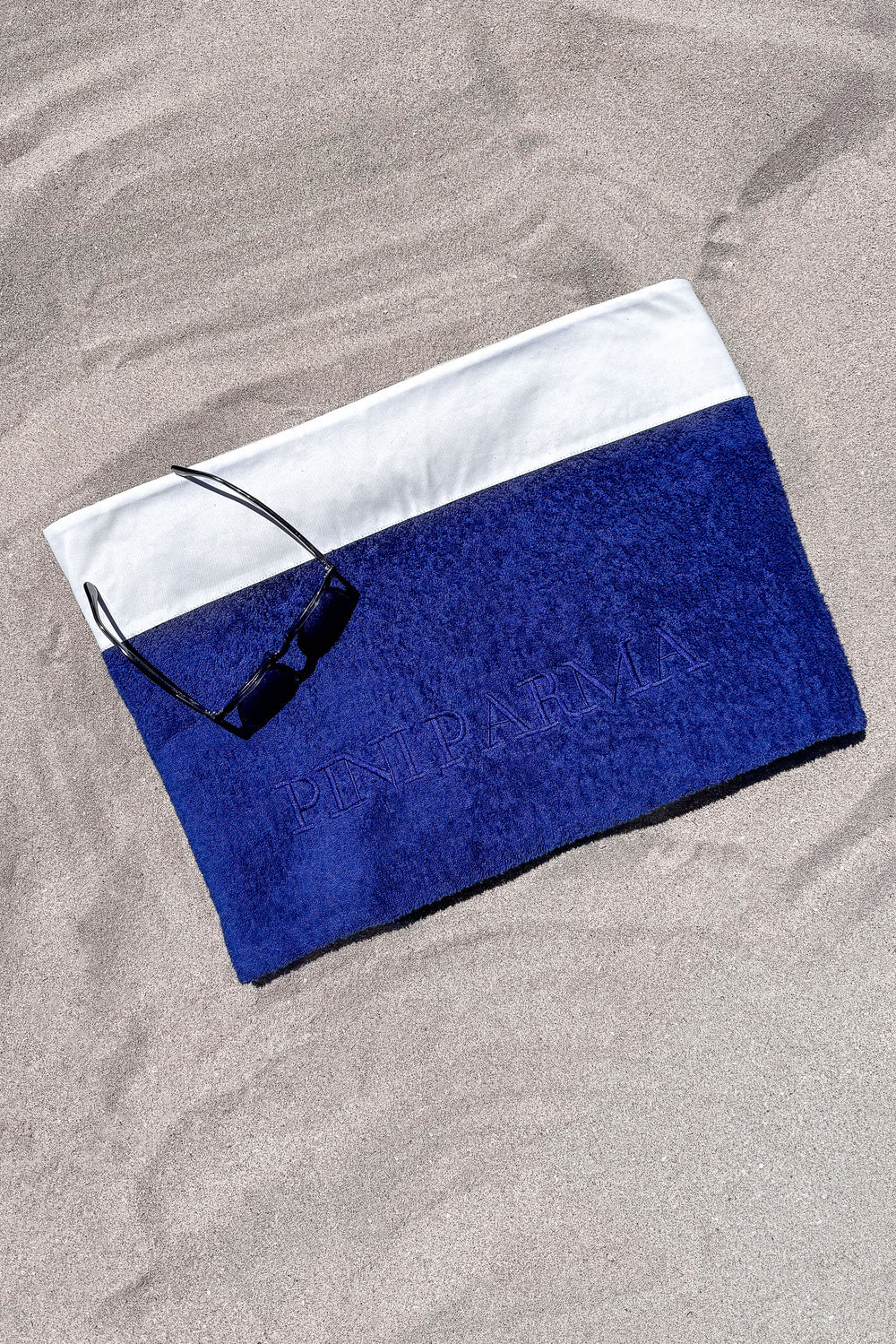 Blue towel with white borders 100% cotton Made in Italy, Blue and white Cotton towel, italian style, Blue color towel, italian cotton towel, Serviette de bain bleue avec bordures blanches 100% coton Made in Italy, Serviette de bain en coton bleu et blanc, style italien, serviette de bain de couleur bleue, serviette de bain en coton italien, Asciugamano blu con bordi bianchi 100% cotone Made in Italy, Asciugamano in cotone blu e bianco, stile italiano, Asciugamano blu, asciugamano in cotone italiano,