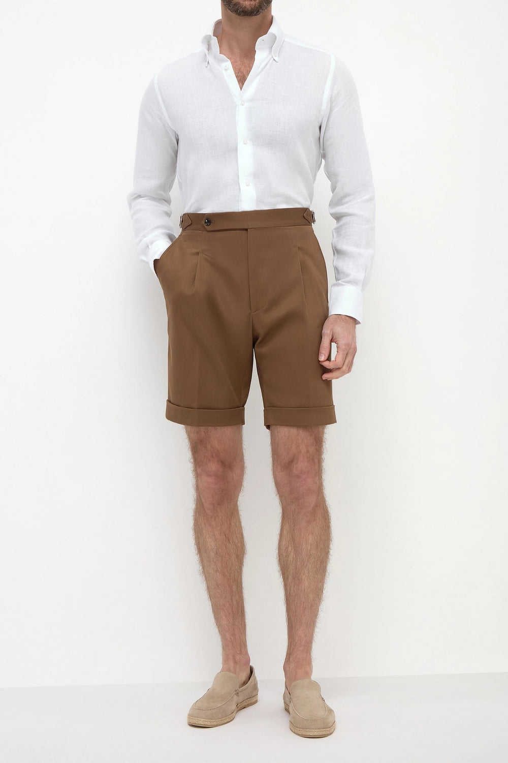 Brown Cotton Shorts, men's brown summer shorts, elegant casual cotton shorts, breathable lightweight shorts, refined tailored shorts, short en coton marron pour hommes, short d'été élégant, short respirant et confortable, pantaloncini in cotone marrone, pantaloncini estivi eleganti, bermuda sartoriali traspiranti.