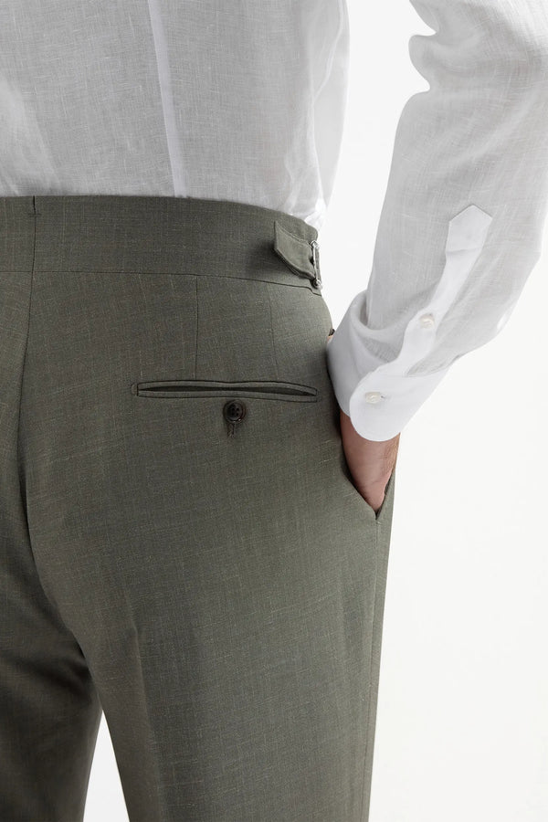 Green Soragna Trousers, men's green tailored trousers, elegant Soragna pants, breathable wool trousers, refined formal pants, pantalon Soragna vert pour hommes, pantalon élégant en laine, pantalon respirant et raffiné, pantaloni Soragna verdi, pantaloni eleganti sartoriali, pantaloni formali traspiranti.