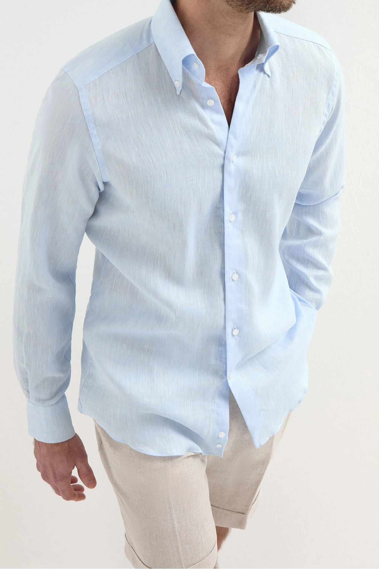 Light Blue Linen Button Down Shirt, men's light blue linen shirt, elegant breathable summer shirt, refined casual wear, lightweight and comfortable, chemise en lin bleu clair pour hommes, chemise boutonnée respirante, chemise estivale élégante, camicia in lino azzurro, camicia traspirante e raffinata, abbigliamento casual sofisticato.