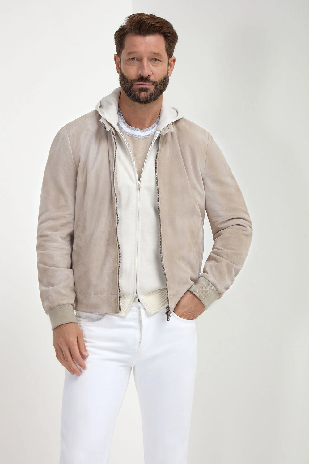 Sand Suede Jacket, men's sand-colored suede jacket, elegant lightweight outerwear, refined casual and semi-formal wear, soft and comfortable fabric, veste en daim sable pour hommes, veste légère et élégante, vêtement d'extérieur raffiné, giacca in suede sabbia, giacca sofisticata e confortevole, abbigliamento casual raffinato.