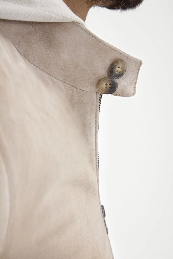 Sand Suede Jacket, men's sand-colored suede jacket, elegant lightweight outerwear, refined casual and semi-formal wear, soft and comfortable fabric, veste en daim sable pour hommes, veste légère et élégante, vêtement d'extérieur raffiné, giacca in suede sabbia, giacca sofisticata e confortevole, abbigliamento casual raffinato.