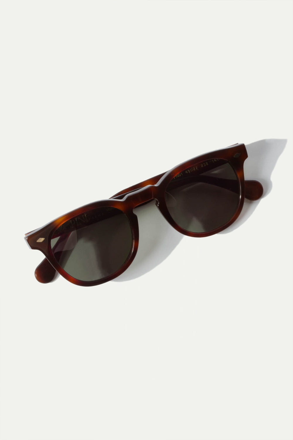 Turtle Amalfi Sunglasses, men's elegant tortoiseshell sunglasses, refined and timeless design, high-quality lenses, lightweight and comfortable, lunettes Amalfi écaille pour hommes, lunettes de soleil sophistiquées, protection UV et confort optimal, occhiali da sole Amalfi tartarugati, design raffinato e senza tempo, lenti di alta qualità, accessorio di classe.