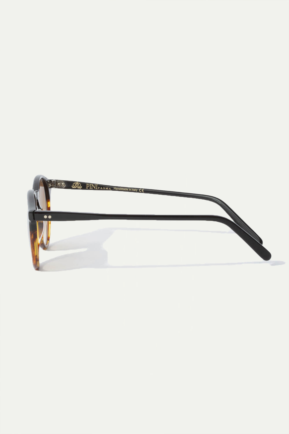 Brown Portofino Sunglasses, men's elegant brown sunglasses, refined and timeless design, high-quality lenses, lightweight and comfortable, lunettes Portofino marron pour hommes, lunettes de soleil sophistiquées, protection UV et confort optimal, occhiali da sole Portofino marroni, design raffinato e senza tempo, lenti di alta qualità, accessorio di classe.