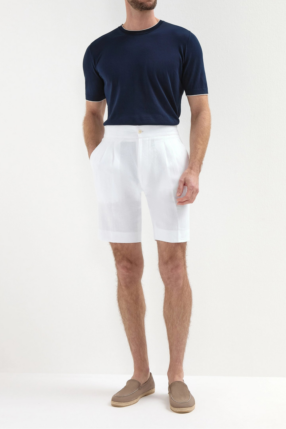 White Linen Relaxed Shorts, men's white lightweight linen shorts, breathable summer shorts, elegant casual wear, comfortable and refined style, short décontracté en lin blanc pour hommes, short estival respirant, short élégant et confortable, pantaloncini in lino bianco, bermuda traspirante e raffinato, abbigliamento casual sofisticato.