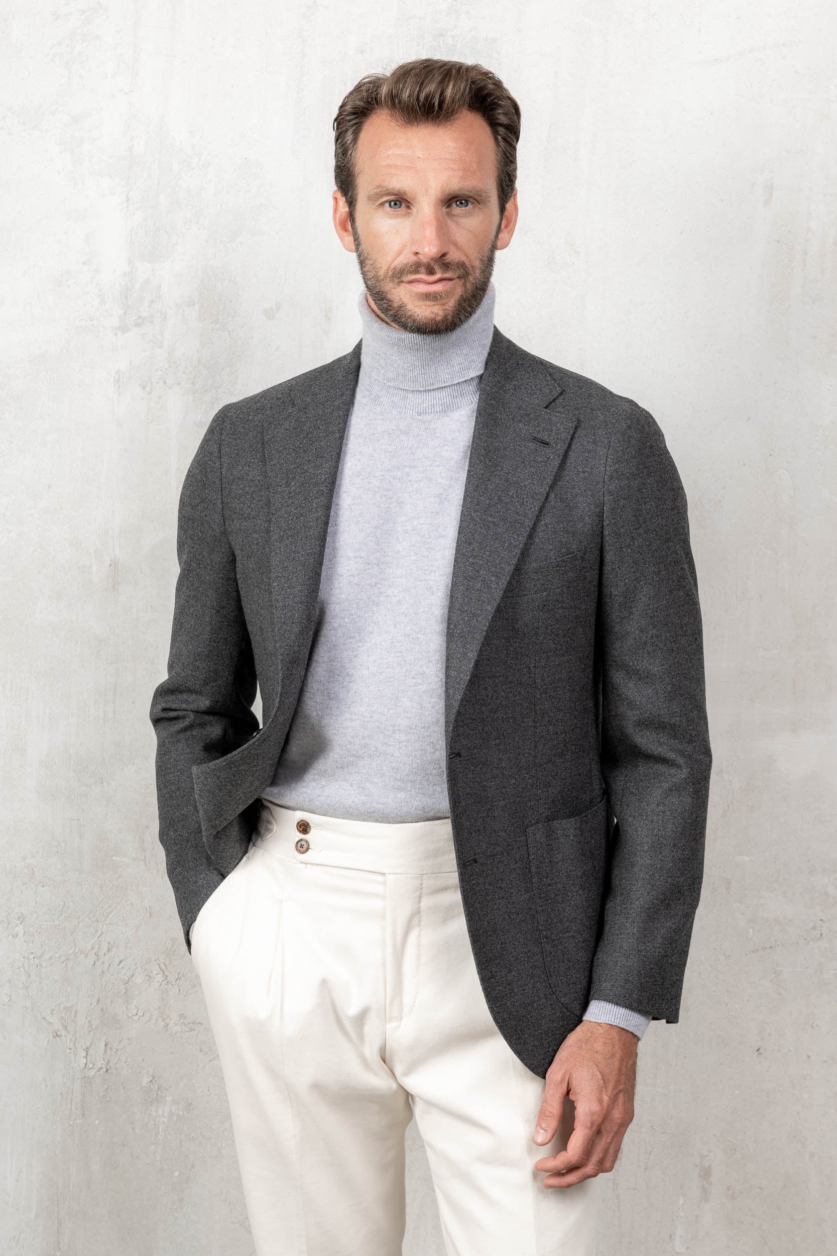 Cotton trousers, off white trousers, sartorial trousers, italian style; pantalons en coton, pantalons off white, pantalons sartoriaux, style italien , pantalons fabriqués en Italie, pantaloni in cotone, pantaloni off white, pantaloni sartoriali, stile italiano; pantaloni made in italy, winter trousers, chino trousers, pleated trousers, pantalon d'hiver, pantalon chino, pantalon à plis, pantalons gurkha, gurkha trousers, pantaloni gurka