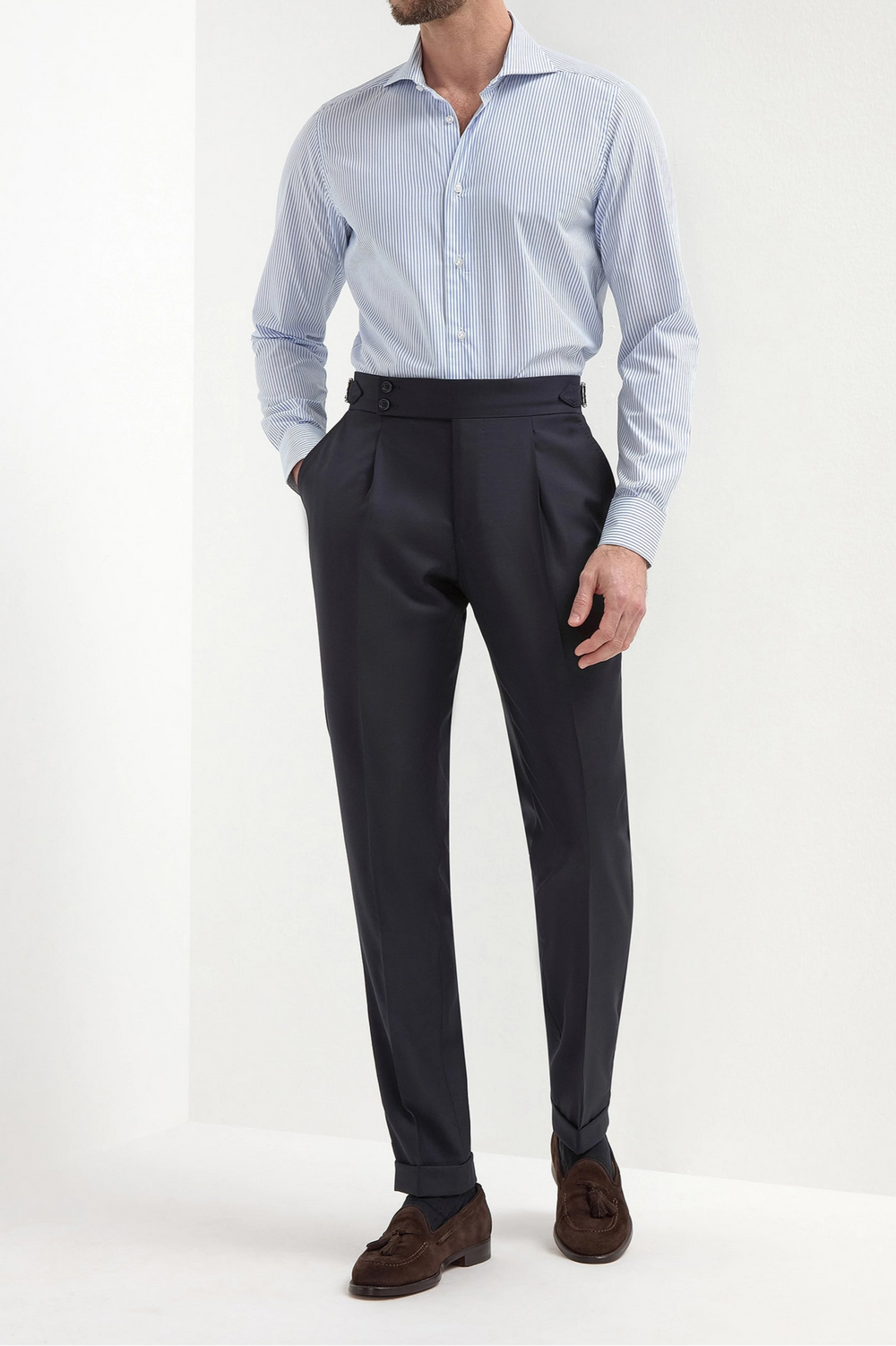 High-end white striped shirt, Italian striped dress shirt, luxury men’s white shirt, premium Italian cotton shirt, elegant men’s formal shirt, handcrafted Italian shirt, classic white striped shirt, Italian designer shirt, men’s luxury striped shirt, chemise blanche rayée de luxe fabriquée en Italie, chemise formelle italienne, chemise élégante en coton italien, camicia bianca a righe di lusso fatta in Italia, camicia elegante in cotone italiano, camicia formale italiana