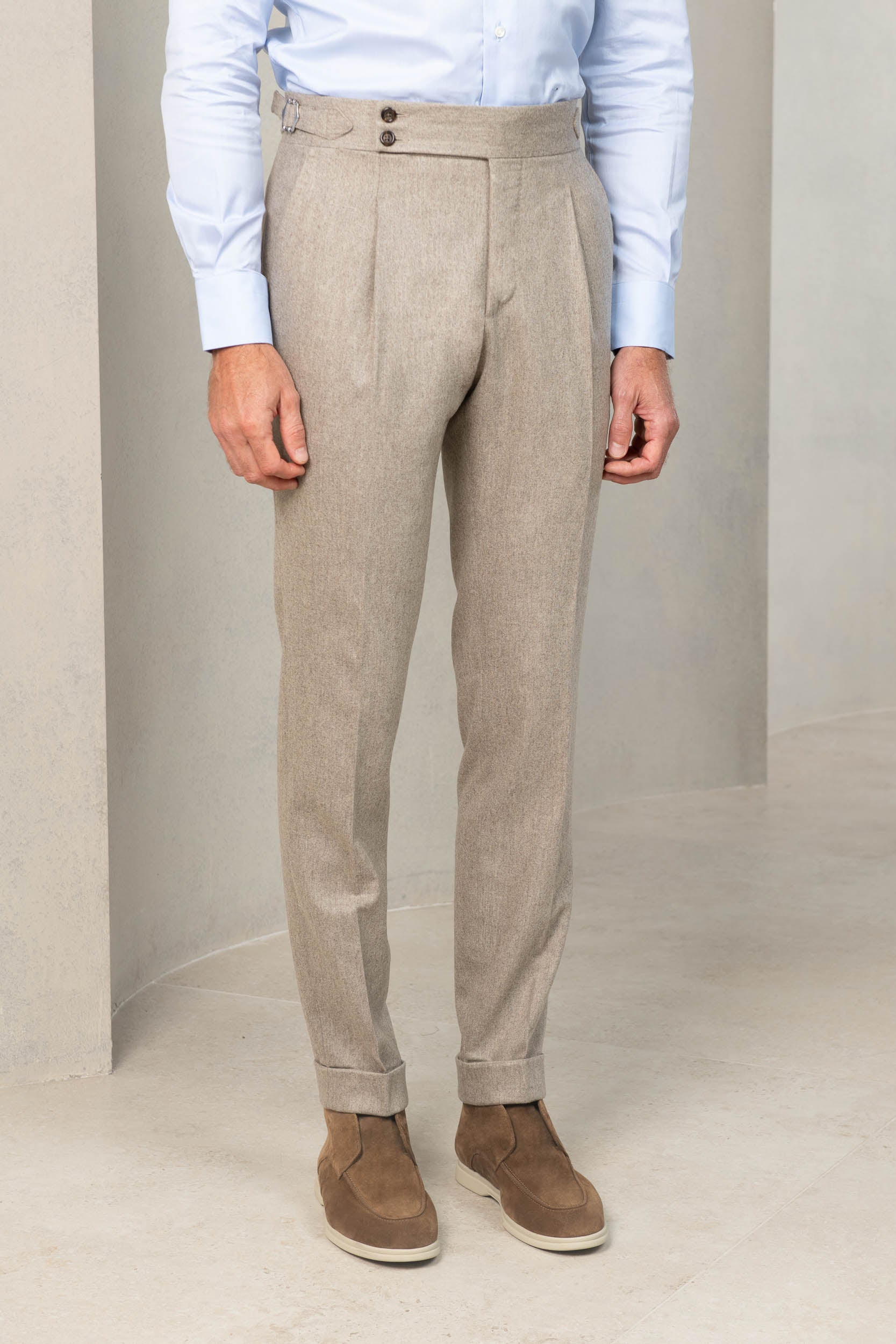 Flannel trousers, beige trousers, sartorial trousers, italian style; pantalons en flanelle , pantalons beige, pantalons sartoriaux, style italien ; pantalons fabriqués en Italie, pantaloni in flanella, pantaloni beige, pantaloni sartoriali, stile italiano; pantaloni made in italy, winter trousers, chino trousers, pleated trousers, pantalon d'hiver, pantalon chino, pantalon à plis