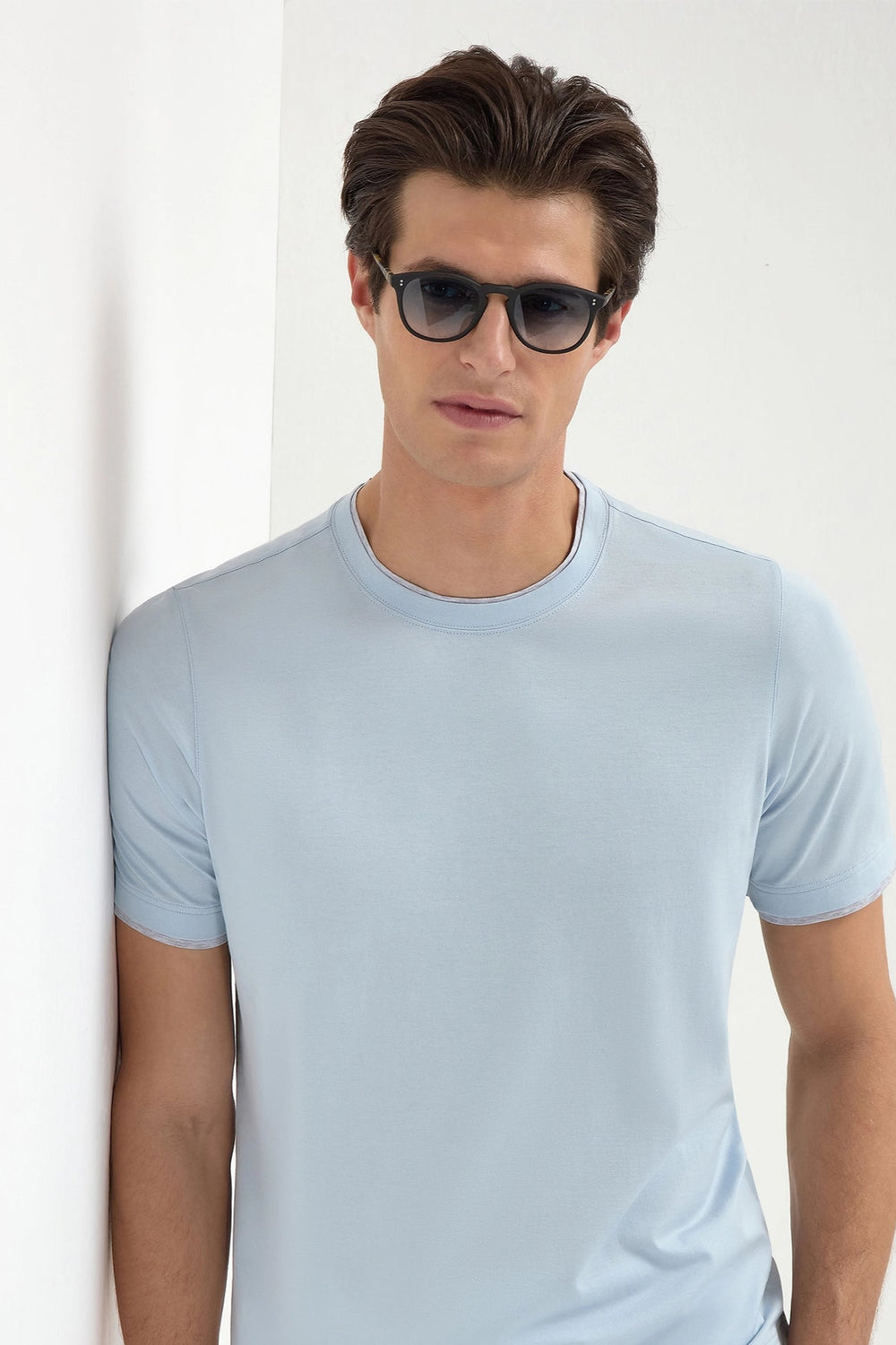 Black Capri Sunglasses, men's elegant black sunglasses, refined and timeless design, high-quality lenses, lightweight and comfortable, lunettes Capri noires pour hommes, lunettes de soleil sophistiquées, protection UV et confort optimal, occhiali da sole Capri neri, design raffinato e senza tempo, lenti di alta qualità, accessorio di classe.