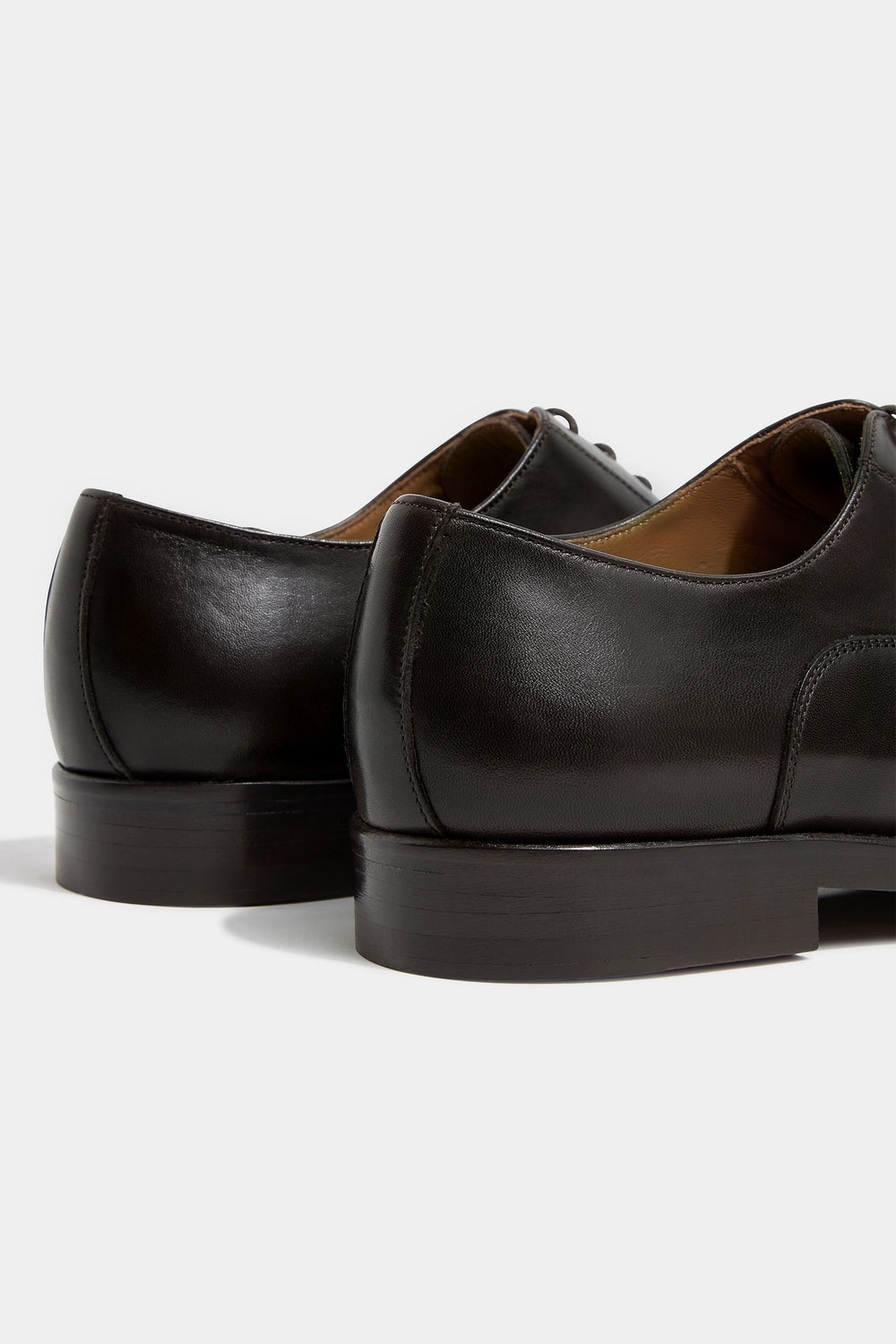 Black Oxford shoes, Italian black Oxfords, handcrafted Italian dress shoes, luxury Oxfords made in Italy, elegant men’s formal shoes, premium Italian leather Oxfords, classic black formal shoes, black Richelieu Oxfords; chaussures Oxford noires, Oxfords noirs italiens, Richelieus noirs, chaussures élégantes en cuir italien, Oxfords de luxe fabriqués en Italie, chaussures formelles pour homme, Oxfords en cuir noir premium; scarpe Oxford nere, Oxfords italiani neri, scarpe eleganti in pelle italiana, Oxfords