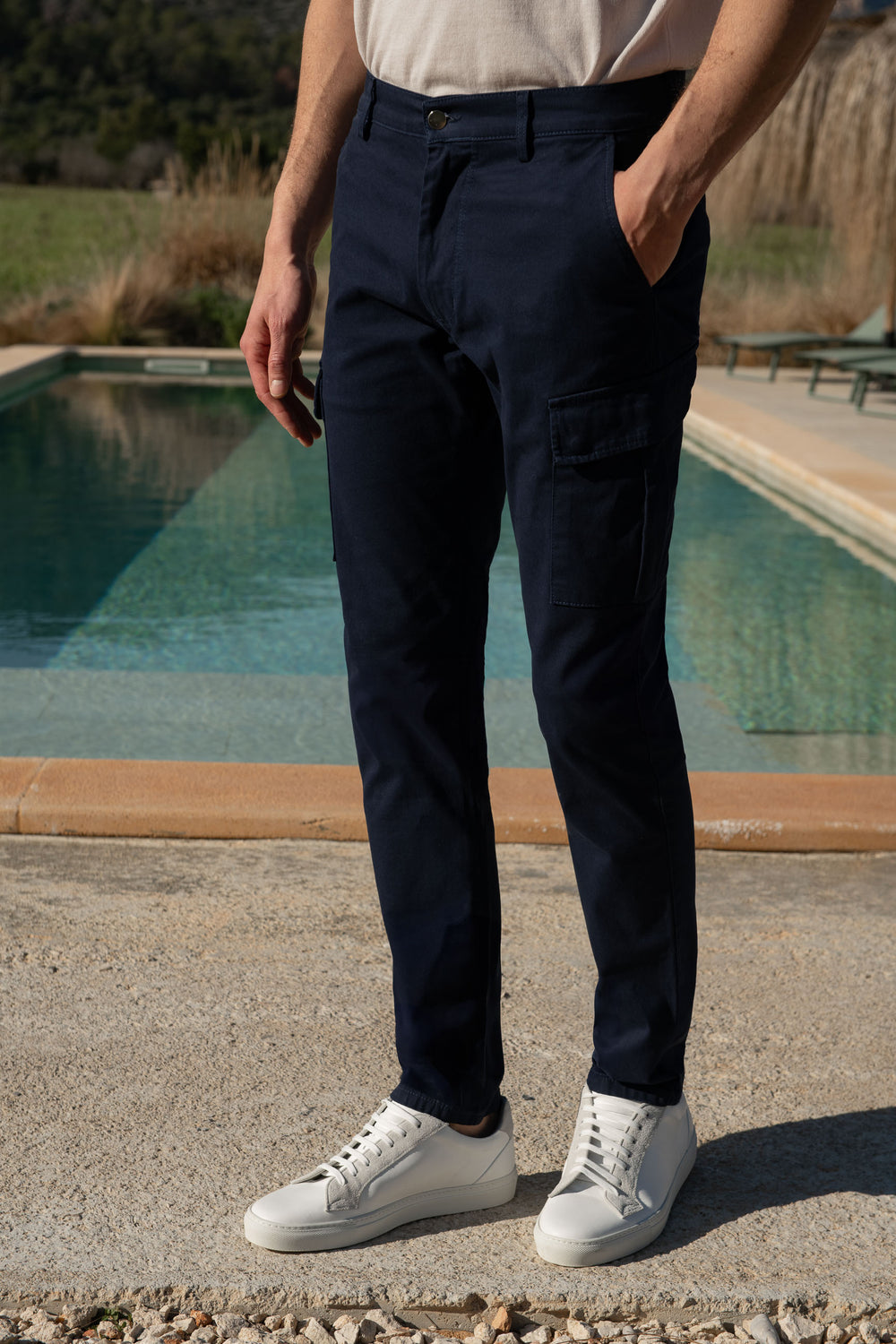 Blue Cargo Trousers, High Rise Cargo trousers, Italian cargo trousers, Blue cotton cargo trousers, Pantaloni cargo blu, pantaloni cargo a vita alta, pantaloni cargo italiani, pantaloni cargo in cotone blu, Pantalon cargo bleu, pantalon cargo à taille haute, pantalon cargo italien, pantalon cargo en coton bleu,