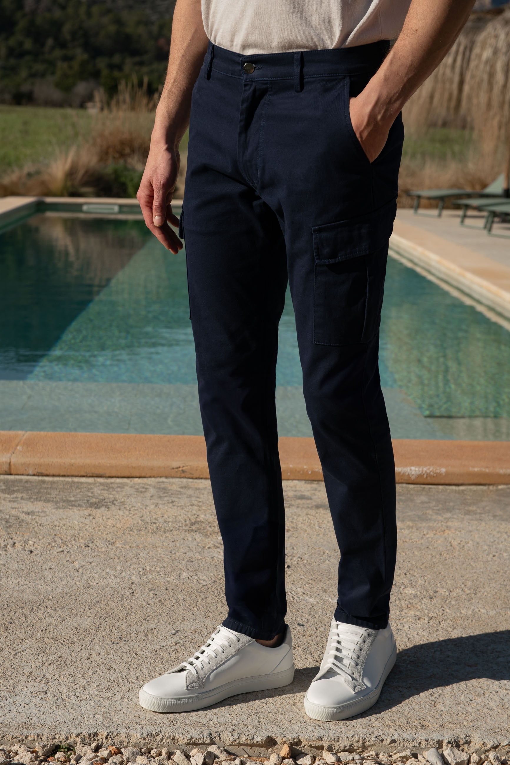 Blue Cargo Trousers, High Rise Cargo trousers, Italian cargo trousers, Blue cotton cargo trousers, Pantaloni cargo blu, pantaloni cargo a vita alta, pantaloni cargo italiani, pantaloni cargo in cotone blu, Pantalon cargo bleu, pantalon cargo à taille haute, pantalon cargo italien, pantalon cargo en coton bleu,