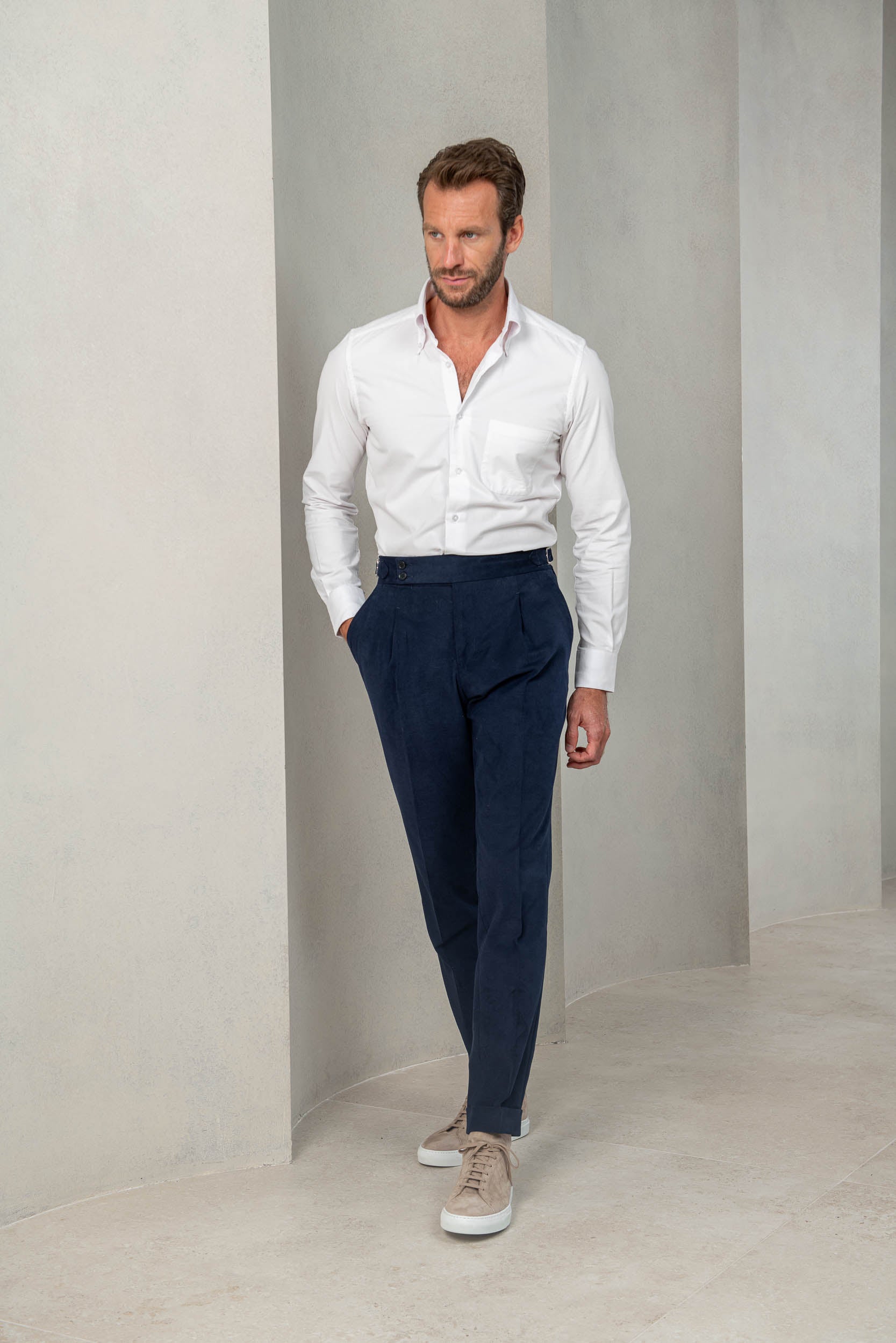 cotton trousers, blue trousers, sartorial trousers, italian style; pantalons en coton, pantalons bleu, pantalons sartoriaux, style italien , pantalons fabriqués en Italie, pantaloni in cotone, pantaloni blu, pantaloni sartoriali, stile italiano; pantaloni made in italy, winter trousers, chino trousers, pleated trousers, pantalon d'hiver, pantalon chino, pantalon à plis