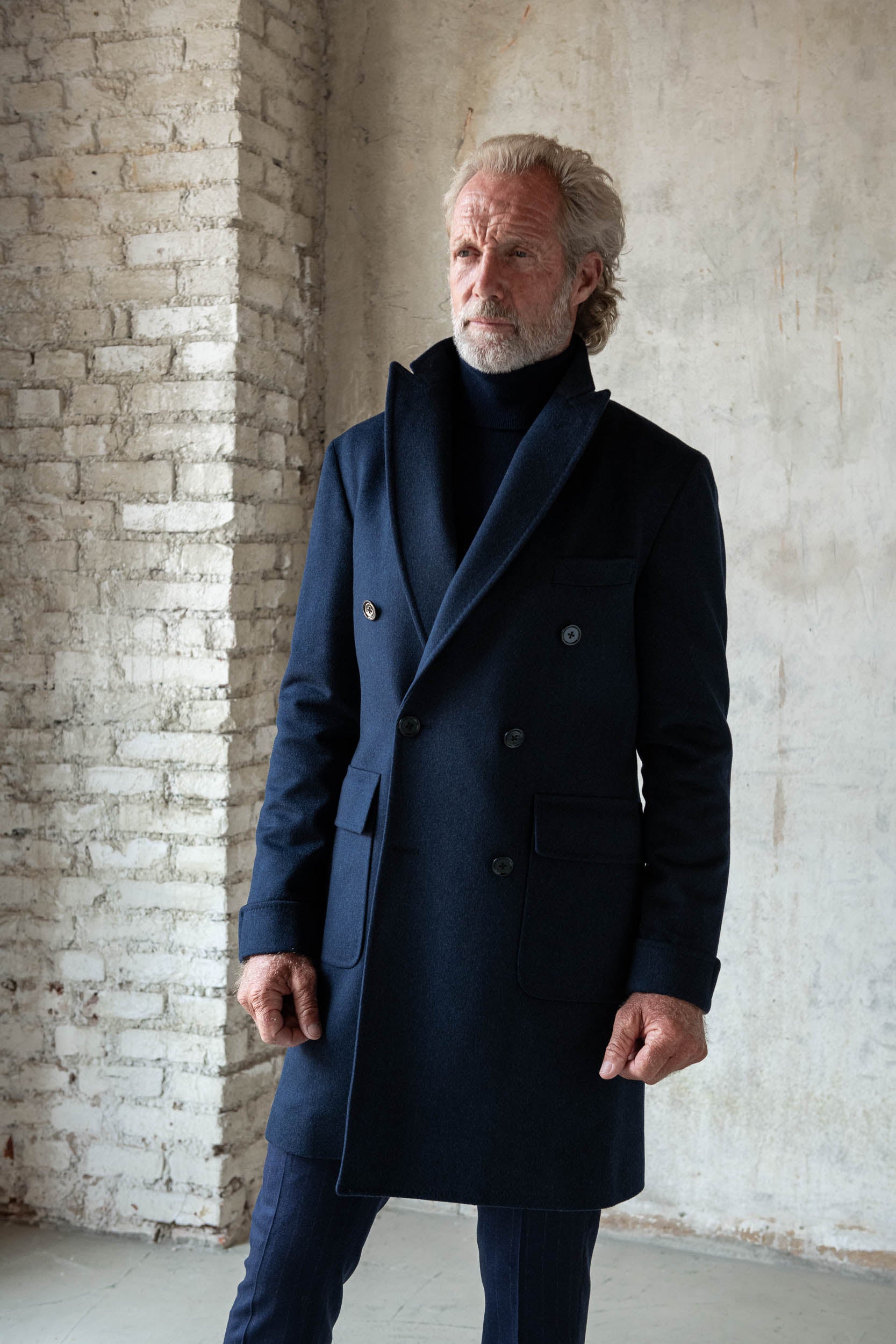 blue coat, blue overcoat, blue double breasted wool coat, blue wool coat for men, blue double breasted coat Loro Piana wool, blue wool Loro Piana double breasted overcoat, classic men's double breasted overcoat, pardessus croisé bleu, pardessus croisé bleu laine Loro Piana, pardessus croisé bleu homme, manteau croisé classique homme, manteau classique bleu, manteau formel homme, manteau formel croisé bleu, formal men coat, formal double breasted overcoat, formal double breasted blue coat