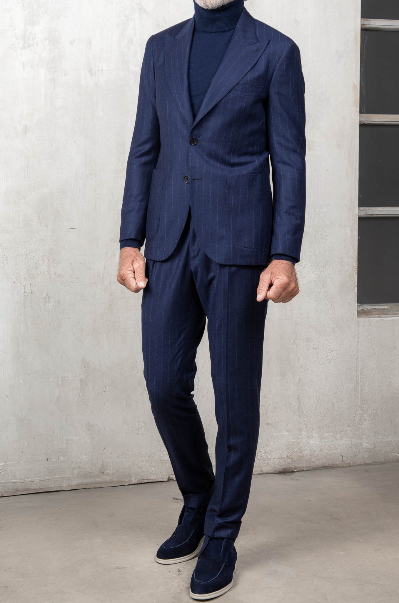 blue striped suit, costume bleu à rayures, blue striped flannel suit, costume bleu en flanelle, blue flannel suit, costume en flanelle, costume bleu revers en pointe, peak lapel striped suit, Italian Suit, Abito Italiano, Costume Italien