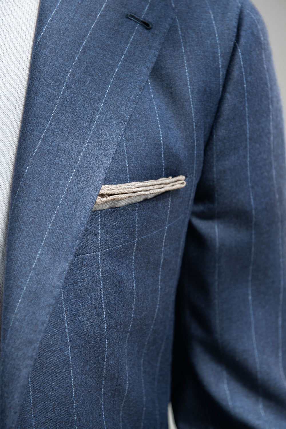 Men 140’s wool suit, Blue Striped Suit, Italian Wool Suit, Wool 140’s blue suit, Abito in lana 140 da uomo, abito a righe blu, abito in lana italiano, abito blu in lana 140, Costume homme 140's en laine, Costume bleu à rayures, Costume italien en laine, Costume bleu 140's, Costume homme 140's en laine, Costume bleu à rayures, Costume italien en laine, Costume bleu 140's,