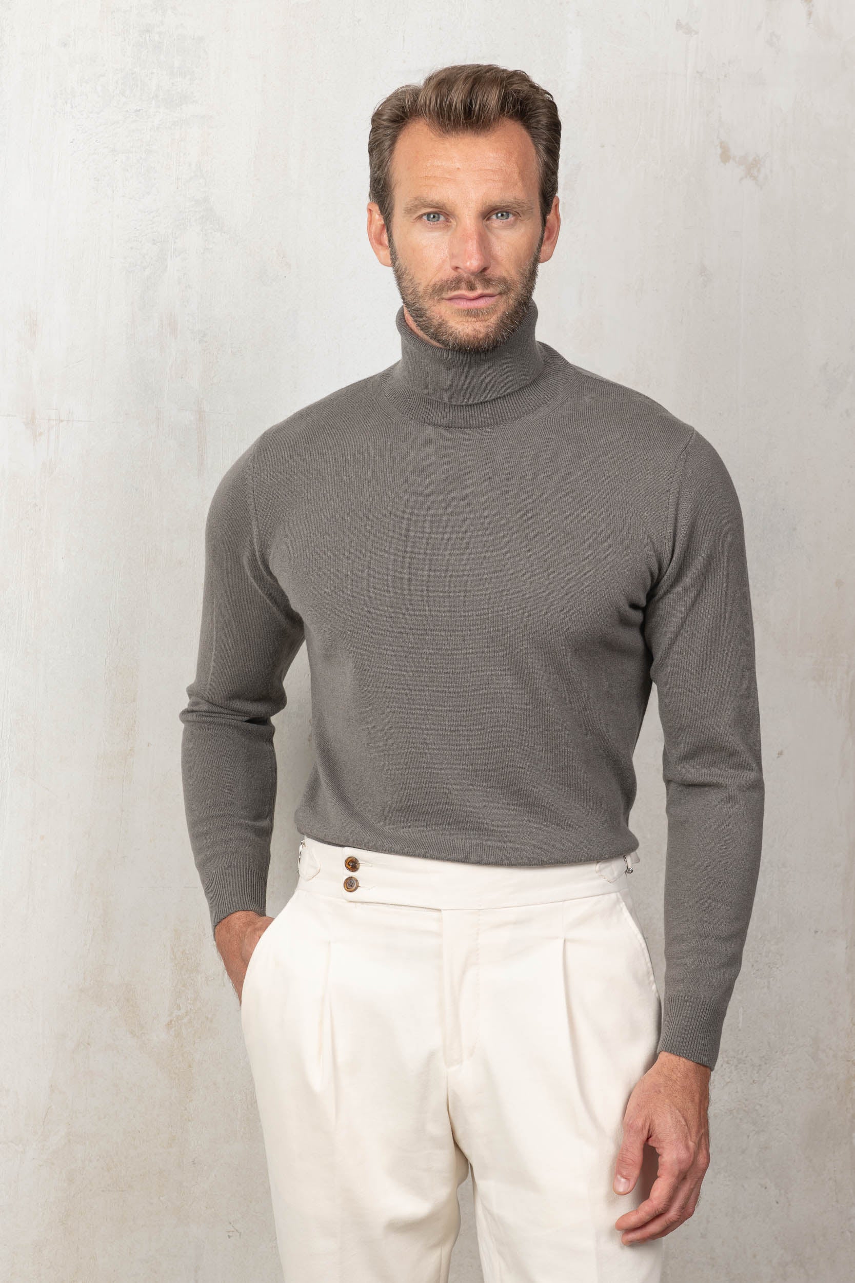 Cotton trousers, off white trousers, sartorial trousers, italian style; pantalons en coton, pantalons off white, pantalons sartoriaux, style italien , pantalons fabriqués en Italie, pantaloni in cotone, pantaloni off white, pantaloni sartoriali, stile italiano; pantaloni made in italy, winter trousers, chino trousers, pleated trousers, pantalon d'hiver, pantalon chino, pantalon à plis, pantalons gurkha, gurkha trousers, pantaloni gurka
