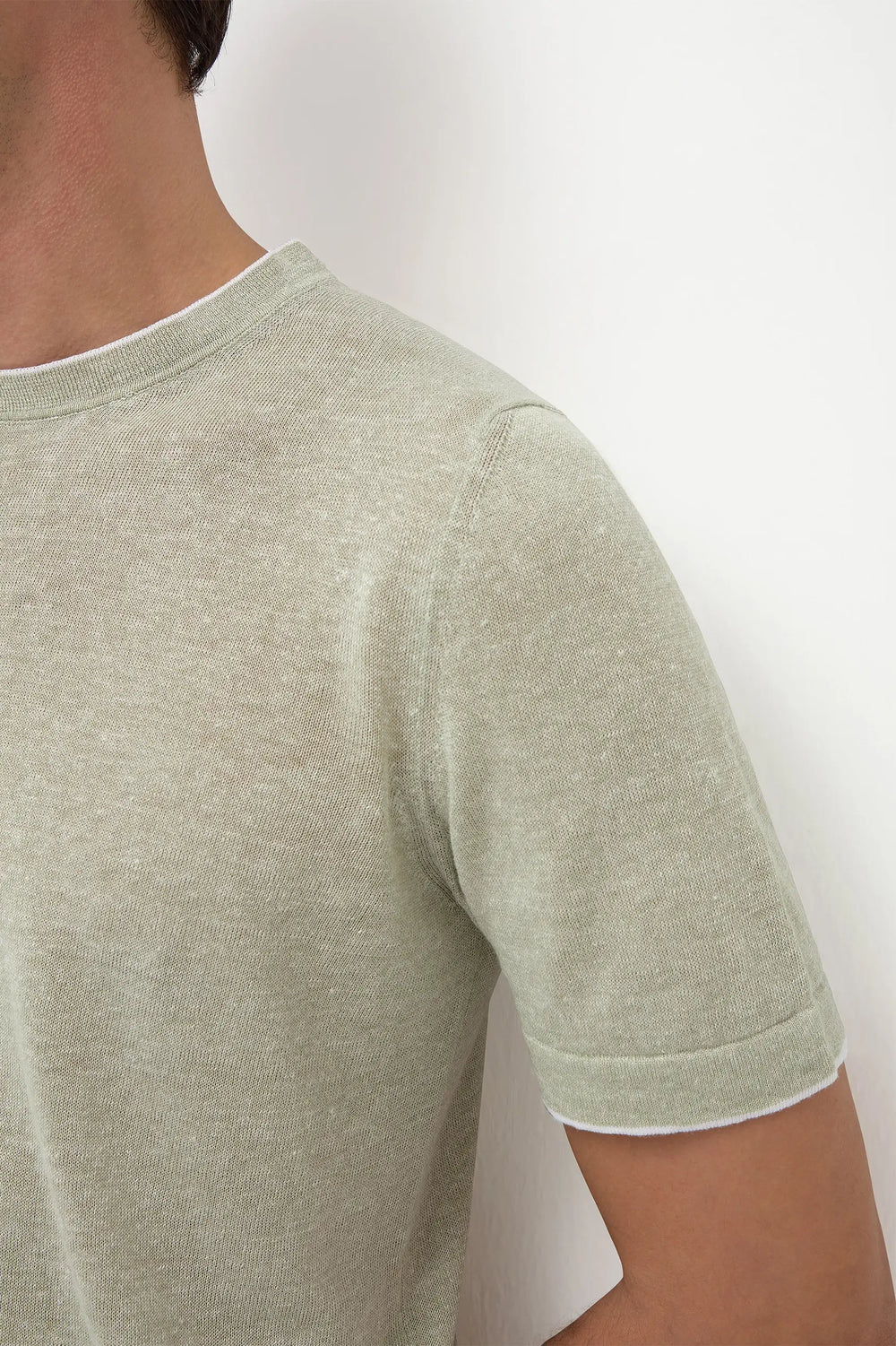Green Linen and Cotton T-Shirt, men's green breathable t-shirt, elegant lightweight summer tee, refined casual wear, soft and comfortable fabric, t-shirt en lin et coton vert pour hommes, t-shirt estival respirant, t-shirt léger et sophistiqué, t-shirt in lino e cotone verde, maglia traspirante e raffinata, abbigliamento casual di classe.