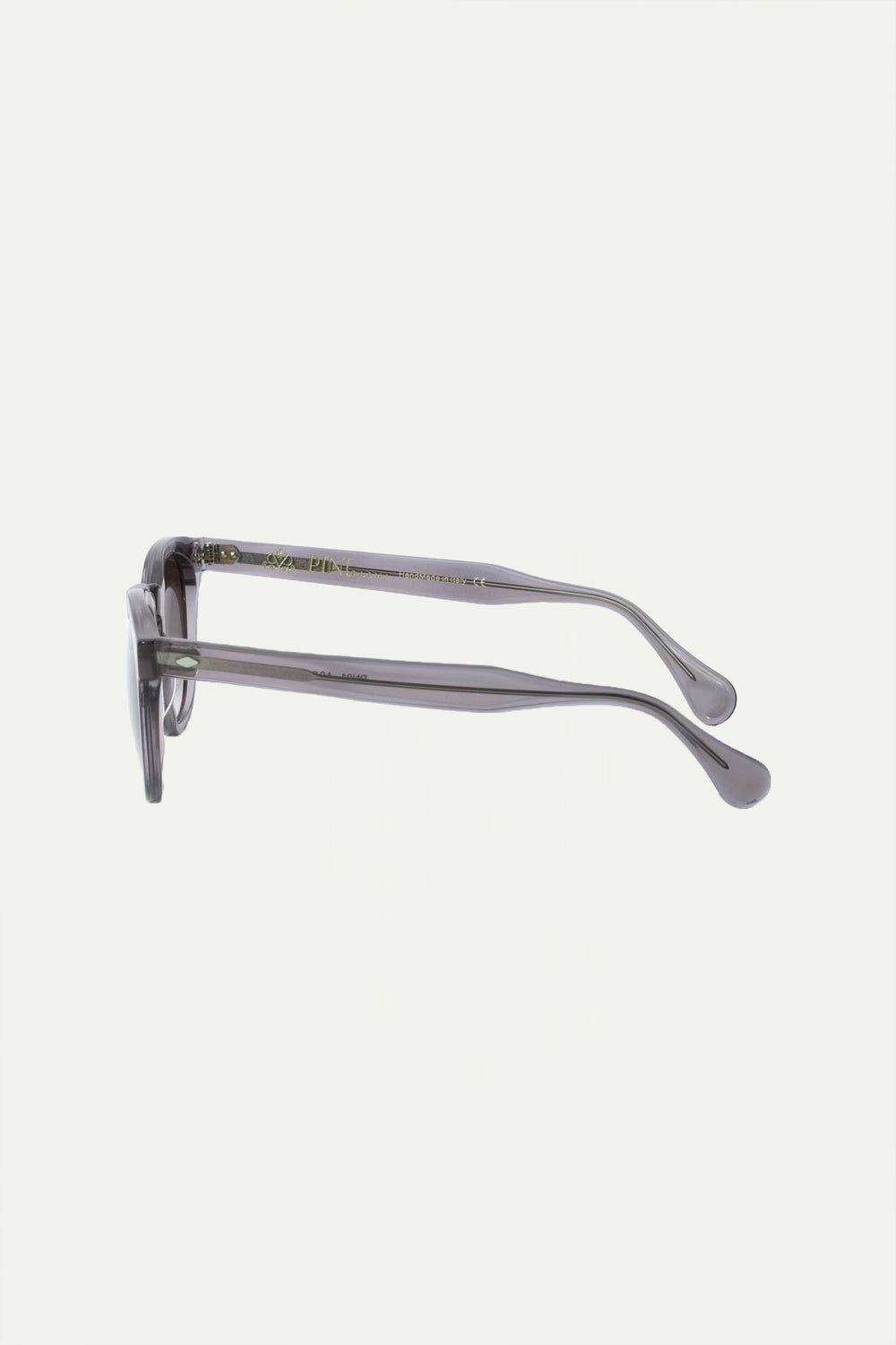Grey Amalfi Sunglasses, men's elegant grey sunglasses, refined and timeless design, high-quality lenses, lightweight and comfortable, lunettes Amalfi grises pour hommes, lunettes de soleil sophistiquées, protection UV et confort optimal, occhiali da sole Amalfi grigi, design raffinato e senza tempo, lenti di alta qualità, accessorio di classe.
