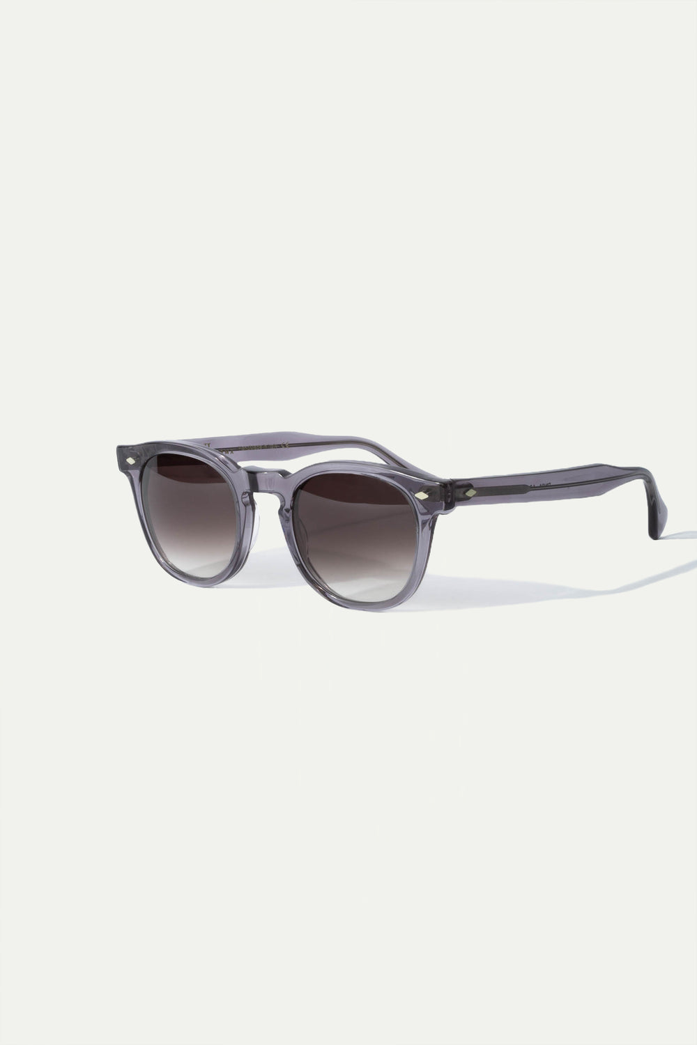 Grey Amalfi Sunglasses, men's elegant grey sunglasses, refined and timeless design, high-quality lenses, lightweight and comfortable, lunettes Amalfi grises pour hommes, lunettes de soleil sophistiquées, protection UV et confort optimal, occhiali da sole Amalfi grigi, design raffinato e senza tempo, lenti di alta qualità, accessorio di classe.