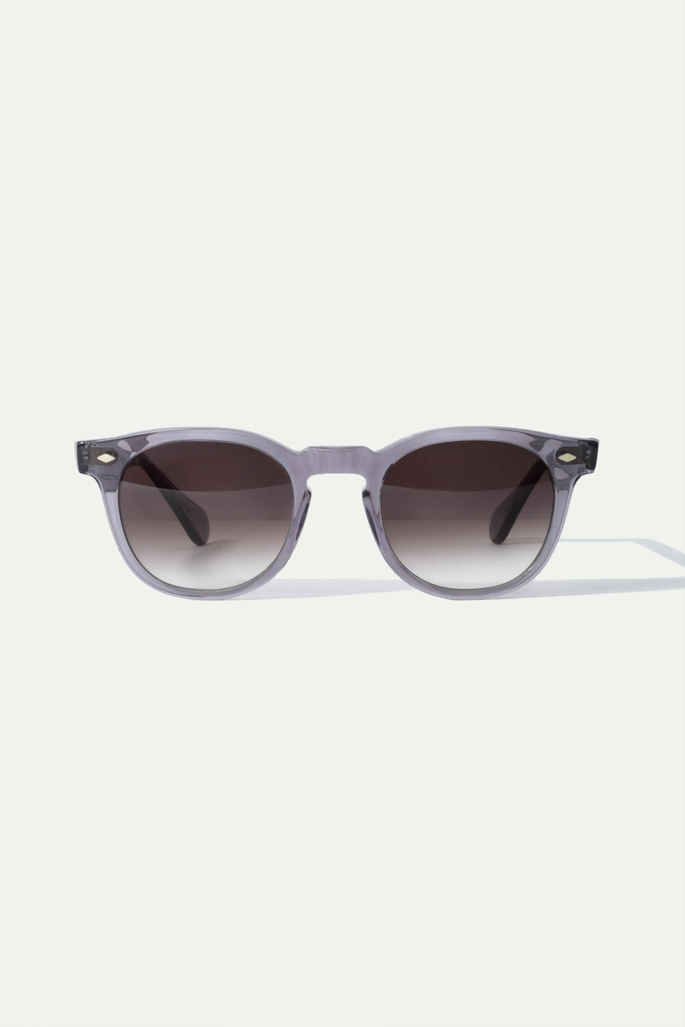 Grey Amalfi Sunglasses, men's elegant grey sunglasses, refined and timeless design, high-quality lenses, lightweight and comfortable, lunettes Amalfi grises pour hommes, lunettes de soleil sophistiquées, protection UV et confort optimal, occhiali da sole Amalfi grigi, design raffinato e senza tempo, lenti di alta qualità, accessorio di classe.