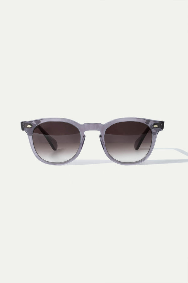 Grey Amalfi Sunglasses, men's elegant grey sunglasses, refined and timeless design, high-quality lenses, lightweight and comfortable, lunettes Amalfi grises pour hommes, lunettes de soleil sophistiquées, protection UV et confort optimal, occhiali da sole Amalfi grigi, design raffinato e senza tempo, lenti di alta qualità, accessorio di classe.
