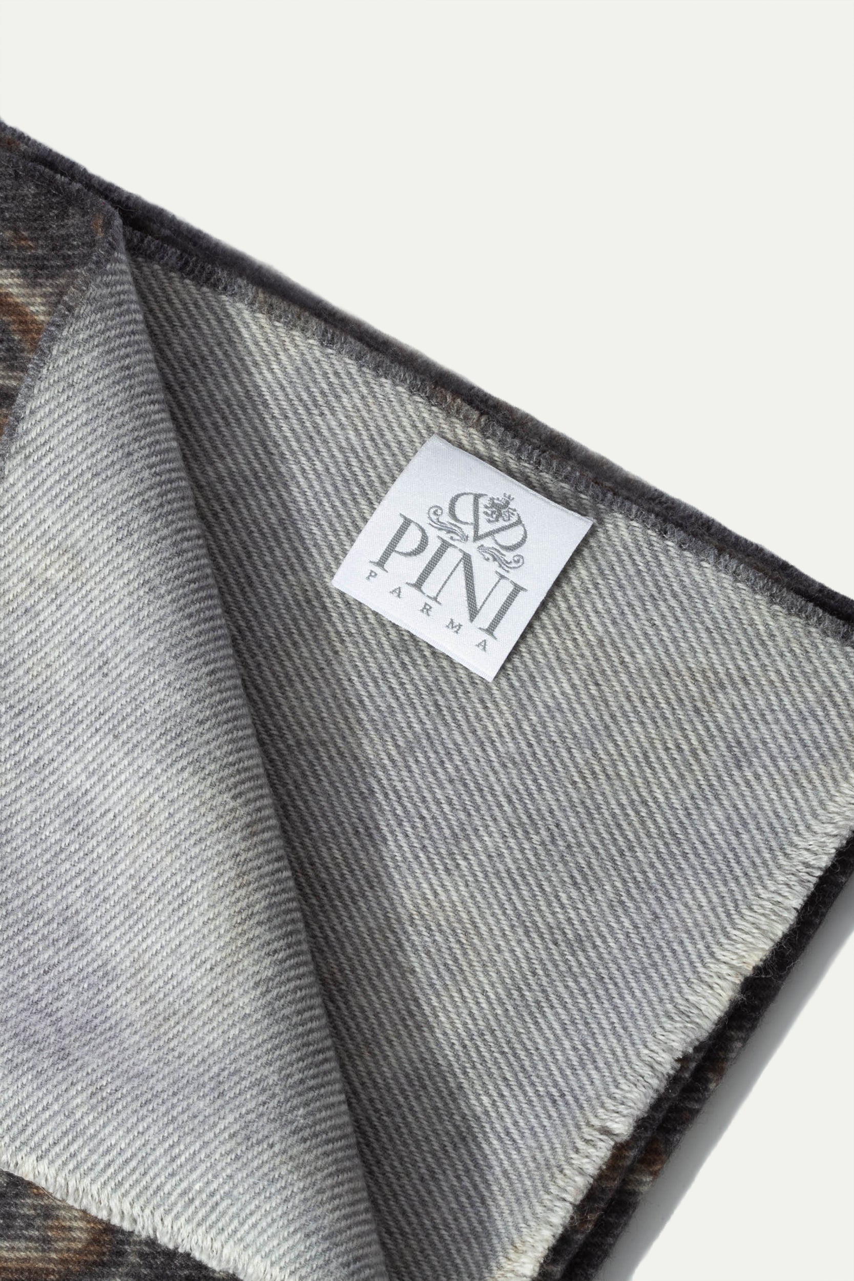 grey paisley scarf for men, grey patterned scarf for men, grey wool paisley scarf, grey wool scarf for men, écharpe grise à motif, écharpe grise pour homme, écharpe grise homme, écharpe grise homme, écharpe grise laine homme