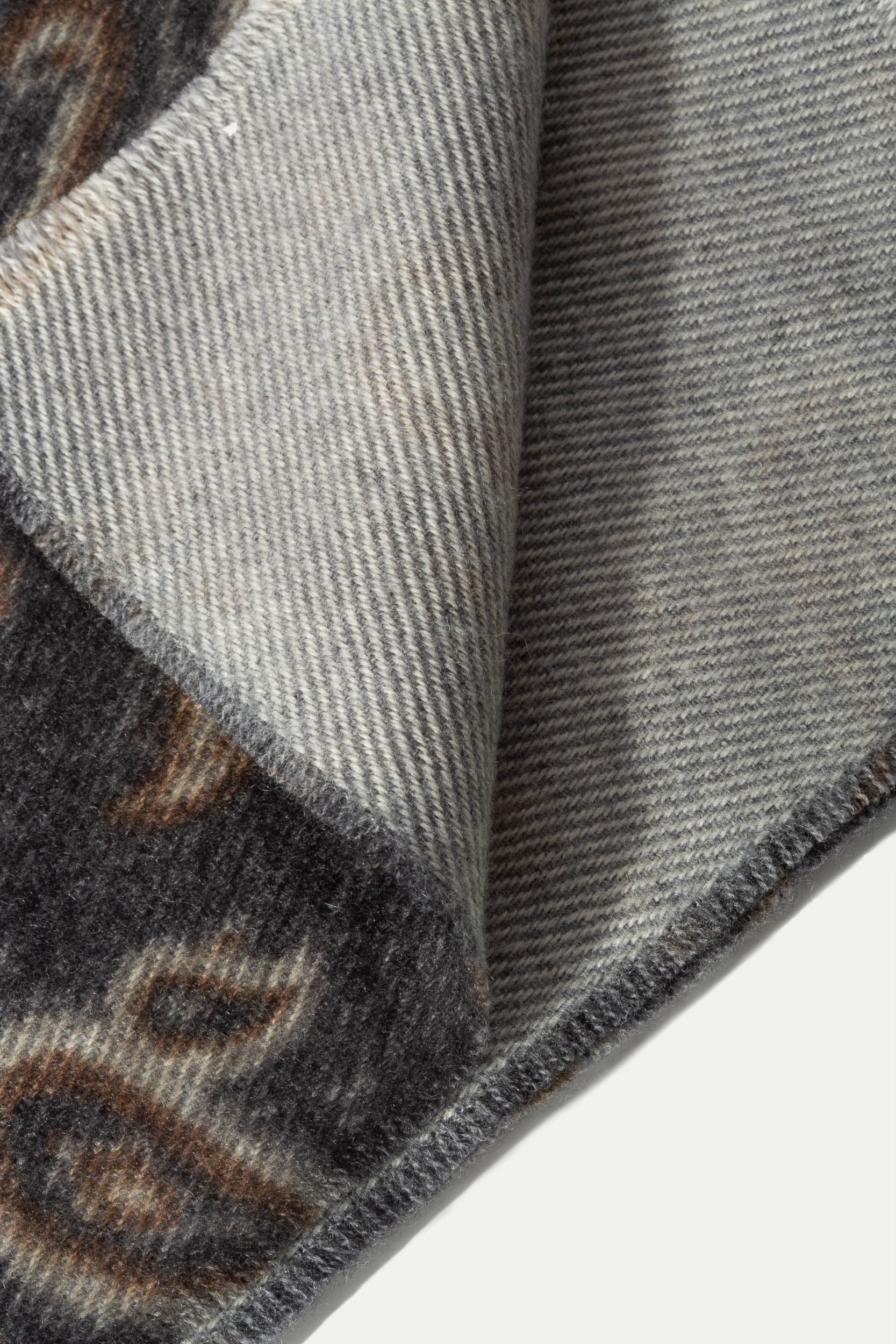 grey paisley scarf for men, grey patterned scarf for men, grey wool paisley scarf, grey wool scarf for men, écharpe grise à motif, écharpe grise pour homme, écharpe grise homme, écharpe grise homme, écharpe grise laine homme