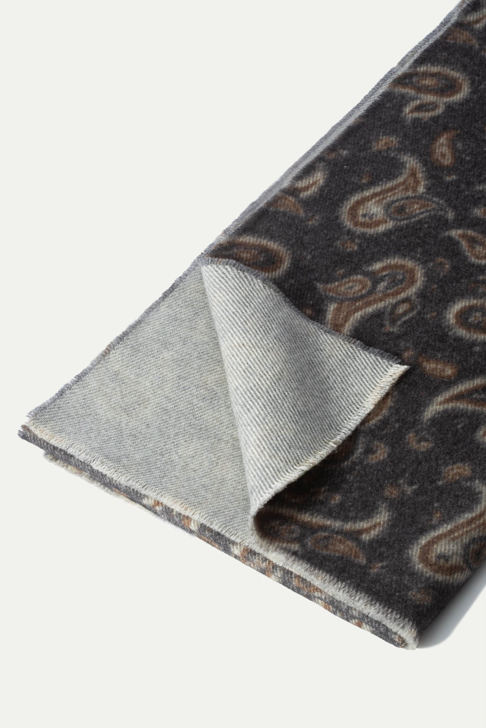 grey paisley scarf for men, grey patterned scarf for men, grey wool paisley scarf, grey wool scarf for men, écharpe grise à motif, écharpe grise pour homme, écharpe grise homme, écharpe grise homme, écharpe grise laine homme