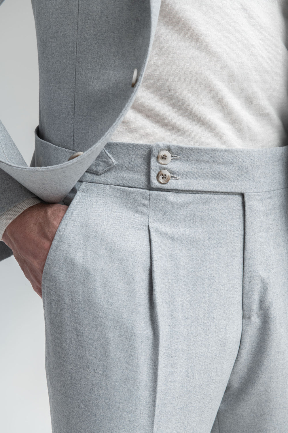 Abito azzurro chiaro a spina di pesce in lana e cashmere – Made in Italy