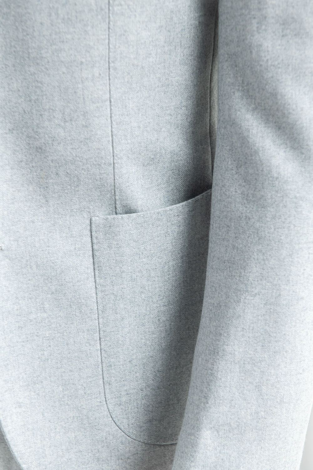 Abito azzurro chiaro a spina di pesce in lana e cashmere – Made in Italy