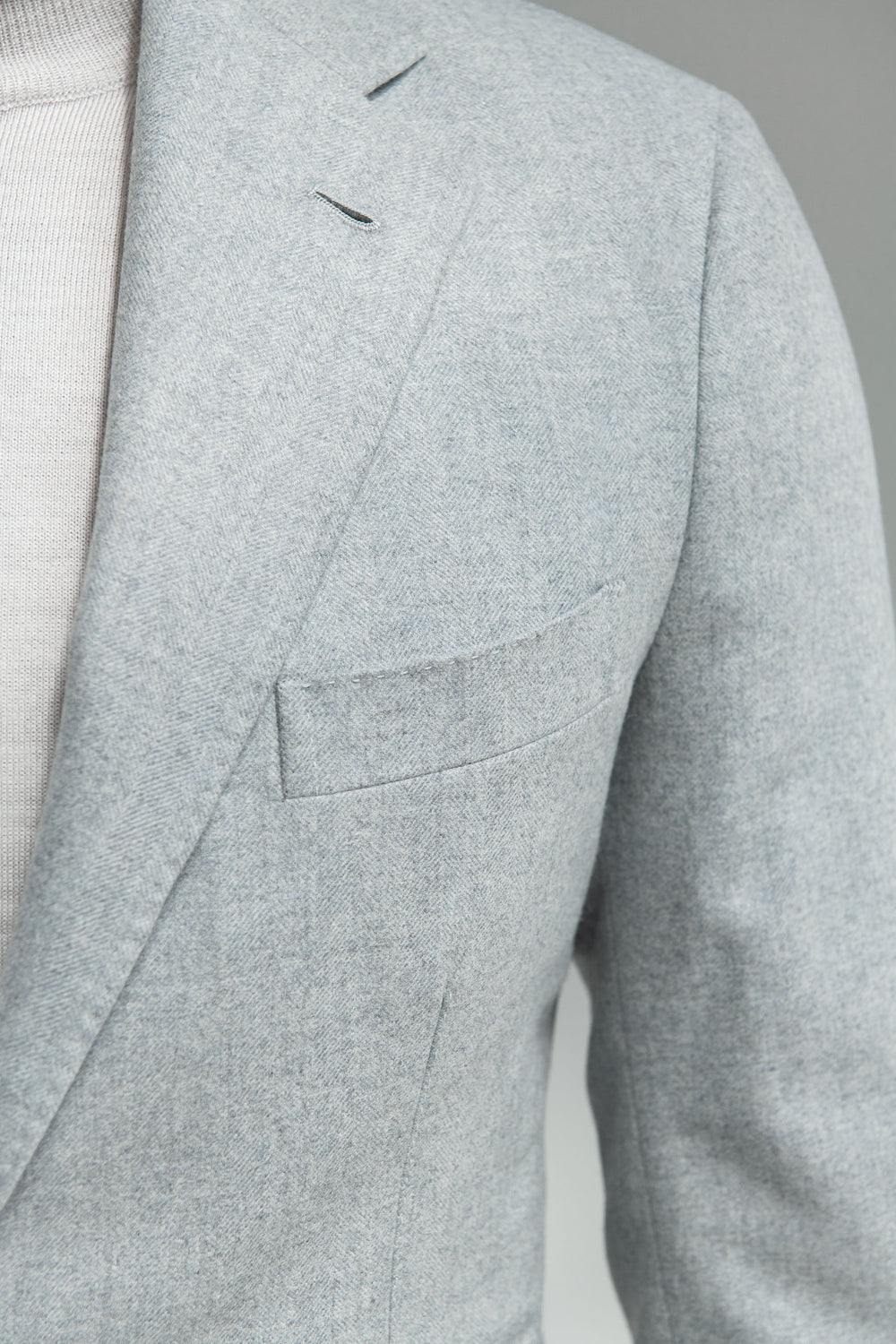 Abito azzurro chiaro a spina di pesce in lana e cashmere – Made in Italy