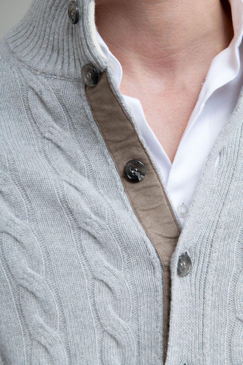 Cardigan grigio chiaro a treccia – Made in Italy