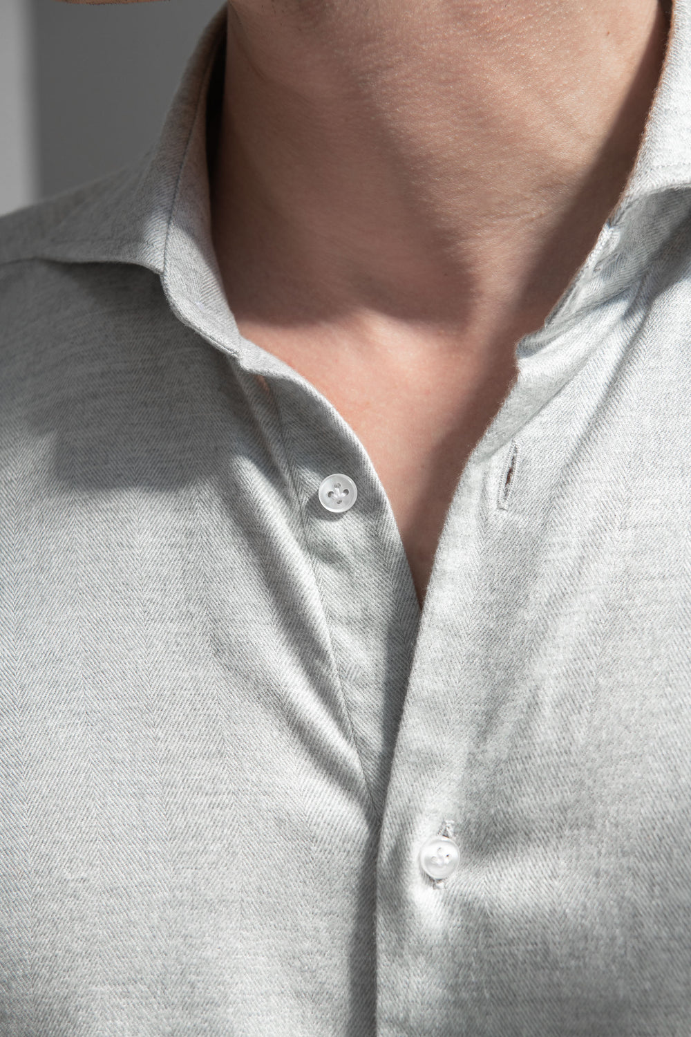 Cotton and tencel shirt, italian shirt, light grey color cotton shirt, tencel light grey color shirt, italian cotton, light grey color italian shirt, Camicia in cotone e tencel, camicia italiana, camicia in cotone colore grigio chiaro, camicia in tencel colore grigio chiaro, cotone italiano, Chemise en coton et tencel, chemise italienne, chemise en coton de couleur gris clair, chemise en tencel de couleur gris clair, coton italien,
