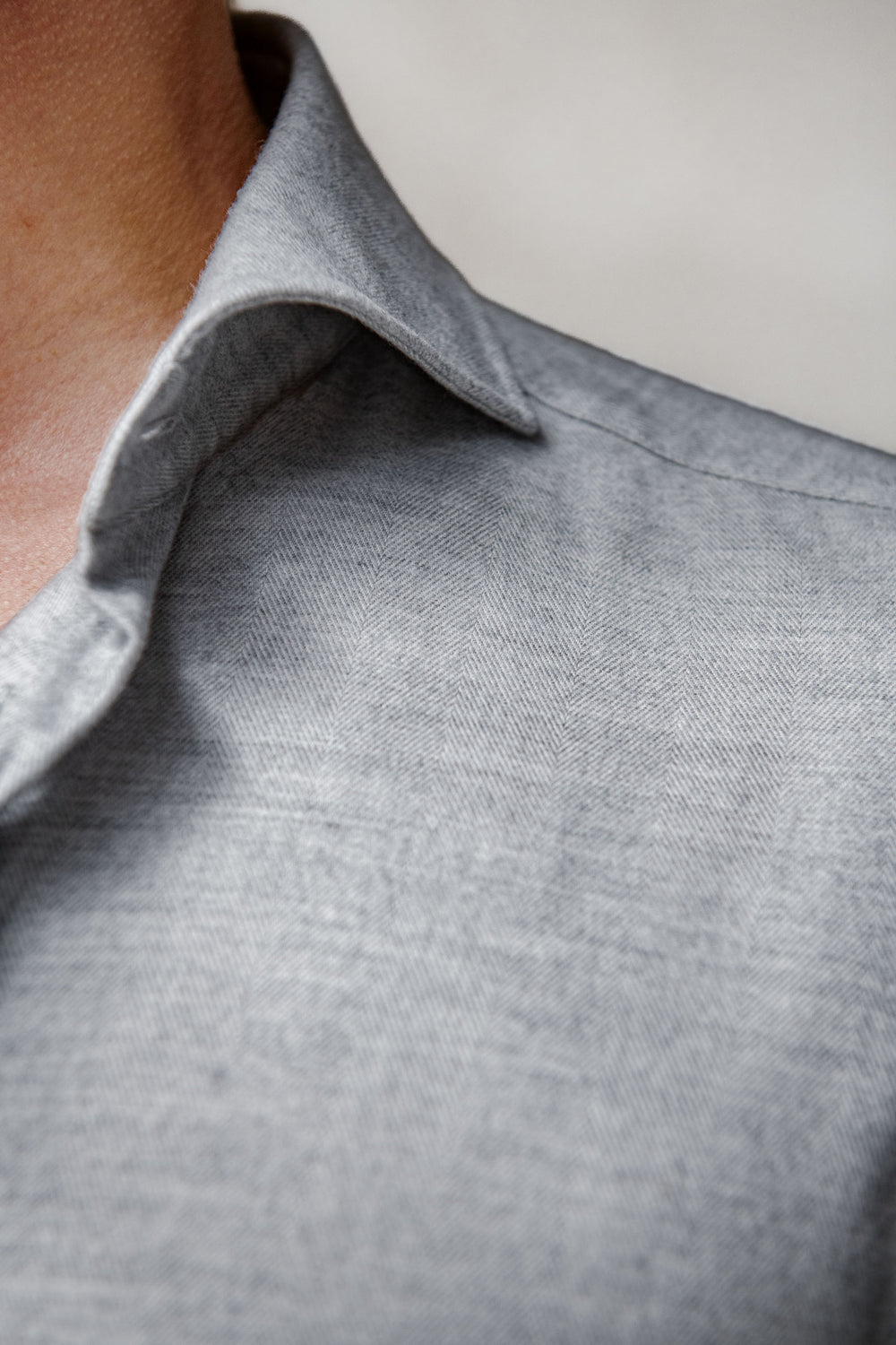Cotton and tencel shirt, italian shirt, light grey color cotton shirt, tencel light grey color shirt, italian cotton, light grey color italian shirt, Camicia in cotone e tencel, camicia italiana, camicia in cotone colore grigio chiaro, camicia in tencel colore grigio chiaro, cotone italiano, Chemise en coton et tencel, chemise italienne, chemise en coton de couleur gris clair, chemise en tencel de couleur gris clair, coton italien,