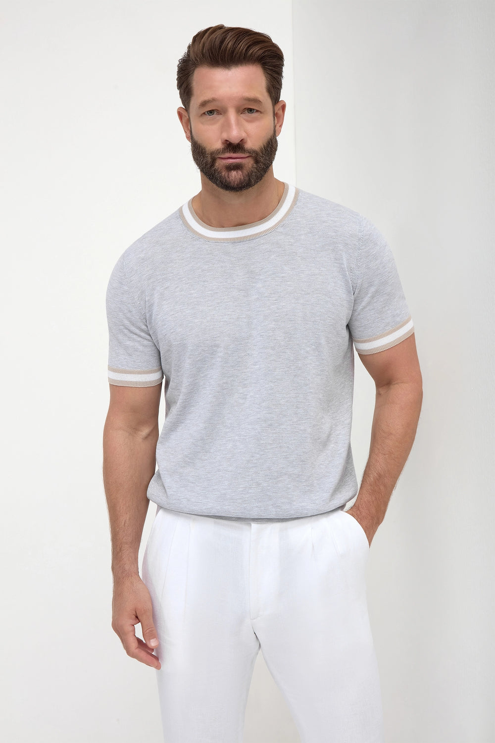 T-shirt lavorata a maglia grigio chiaro con dettaglio collo a righe - Made in Italy