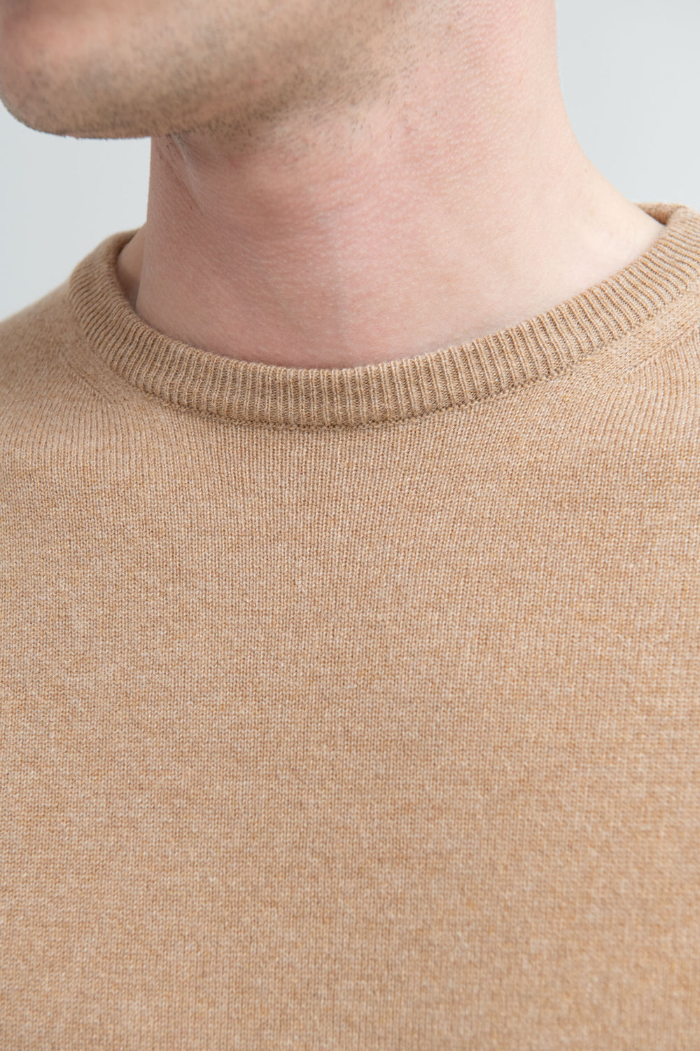 Italian cashmere round neck, ochre roundneck, italian cashmere, italian round neck style, ochre roundneck, Col rond en cachemire italien, col rond ocre, cachemire italien, style col rond italien, col rond ocre, Collo tondo in cashmere italiano, collo tondo ocra, cashmere italiano, stile collo tondo italiano, collo tondo ocra,