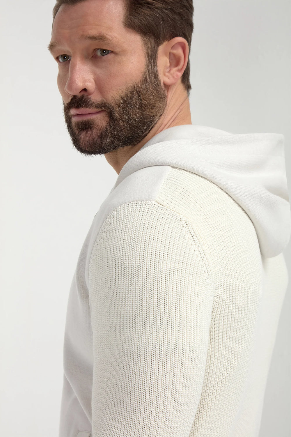 Off-White Ribbed Bomber with Hoodie, men's elegant off-white zip-up bomber, refined ribbed texture, comfortable and breathable, versatile casual and sporty wear, bomber à capuche côtelé blanc cassé pour hommes, veste légère et sophistiquée, confection élégante et respirante, bomber con cappuccio a coste bianco sporco, giacca raffinata e confortevole, abbigliamento casual di classe.