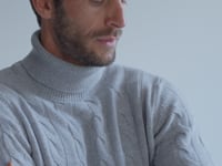 grey turtleneck, grey cable turtleneck, grey cable knit, col roulé gris, col roulé cable gris, col roulé laine cachemire, grey wool cachemire turtleneck, dolcevita grigio, dolcevita grigio a cavi, maglia grigia a cavi, col roulé gris, col roulé cable gris, col roulé laine cachemire, dolcevita grigio lana cachemire