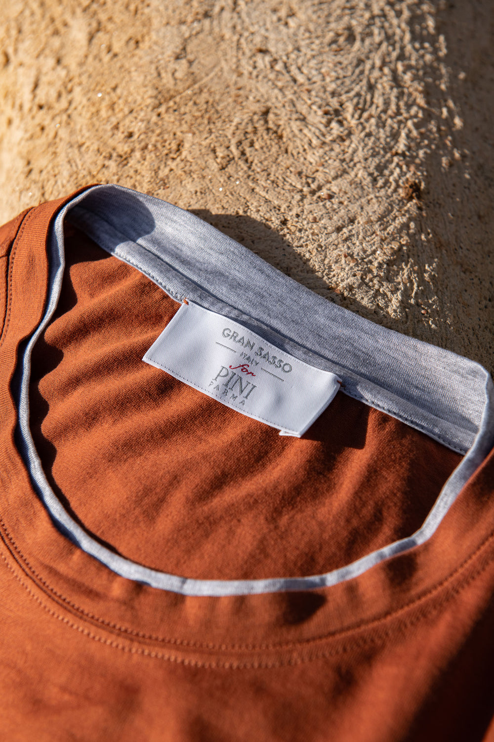 T-shirt in cotone ruggine con dettaglio collo - Made in Italy