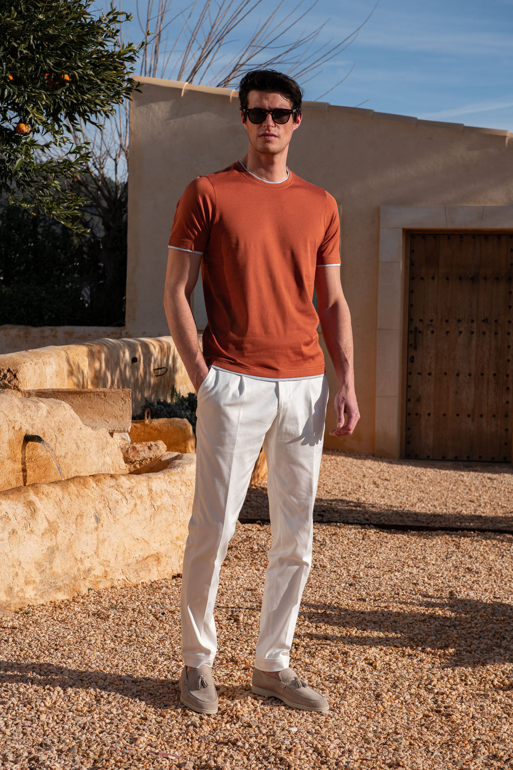 T-shirt in cotone ruggine con dettaglio collo - Made in Italy
