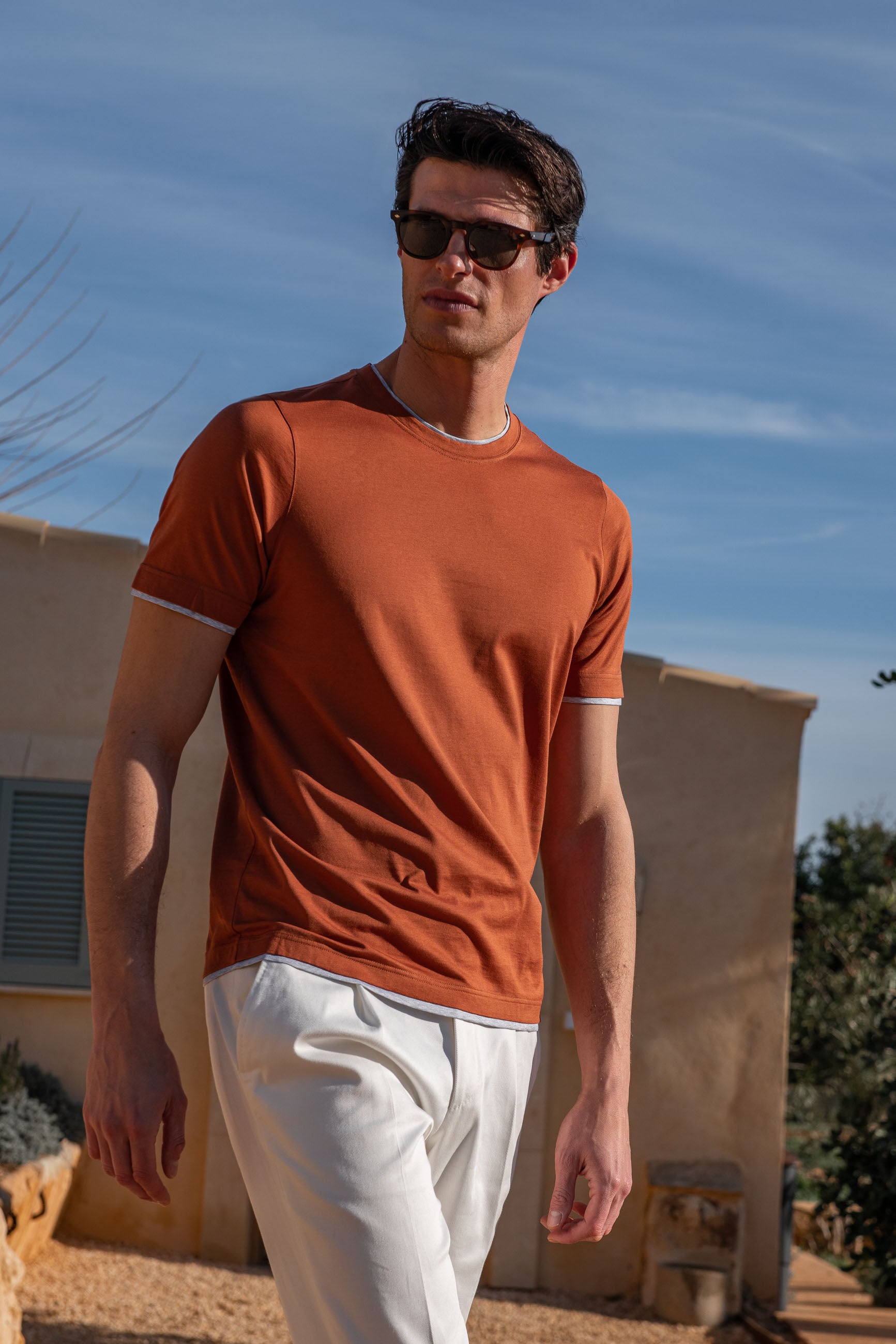 T-shirt in cotone ruggine con dettaglio collo - Made in Italy
