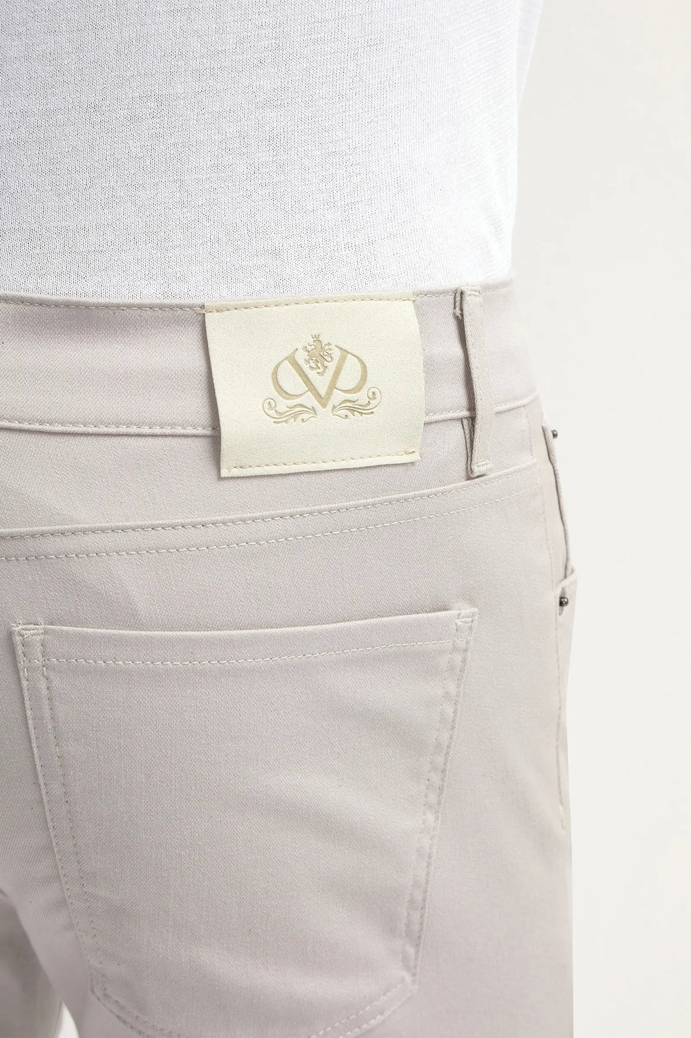 Sand 5-Pocket Trousers, men's sand-colored trousers, elegant 5-pocket pants, casual sand trousers, breathable cotton trousers, pantalon sable 5 poches pour hommes, pantalon décontracté couleur sable, pantalon élégant en coton, pantaloni sabbia 5 tasche, pantaloni eleganti color sabbia, pantaloni casual in cotone.