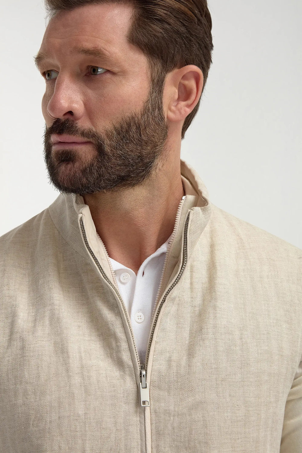 Sand Herringbone Reversible Vest, men's beige herringbone vest, elegant and versatile gilet, refined casual and formal wear, breathable and comfortable, gilet réversible à chevrons sable pour hommes, gilet léger et sophistiqué, gilet élégant et respirant, gilet reversibile a spina di pesce color sabbia, gilet raffinato e traspirante, abbigliamento versatile ed elegante.